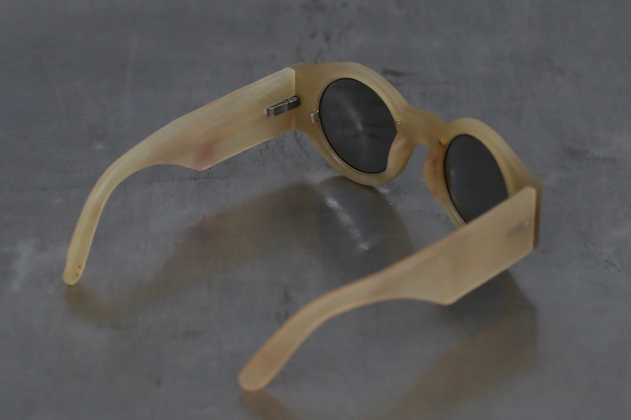 Rigards x UMA WANG joint RG00UW16 series horn wire cutting handmade glasses RG-RG00UW16-HPKQHP amber frame light gray lenses - Image 4