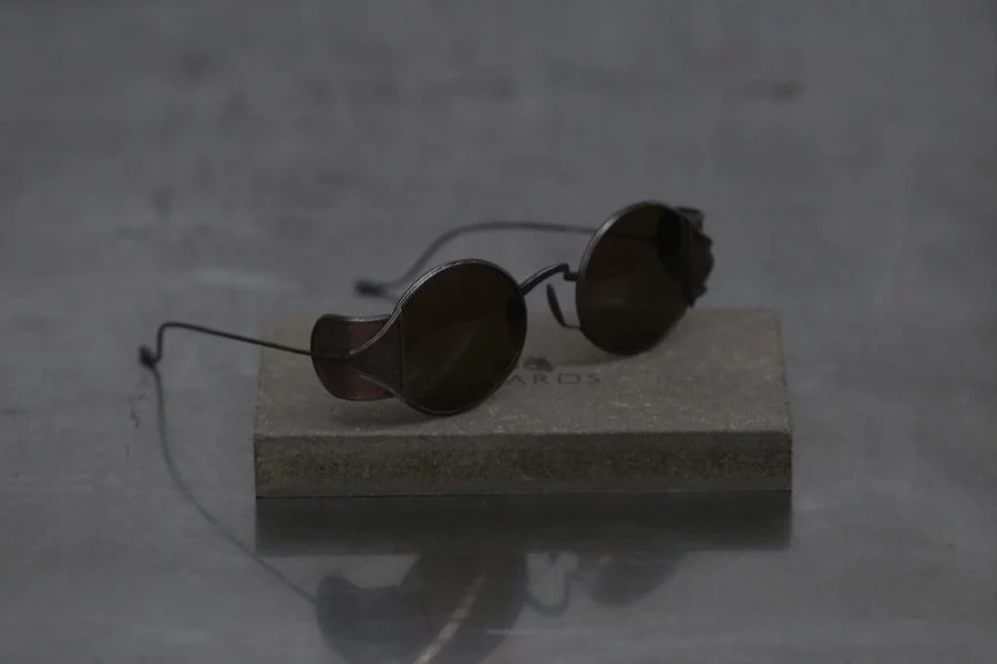Rigards X UMA WANG Joint Work Blocked Frame Sunglasses RG00UW10 Series Collection RG-RG00UW10- QTHP Bronze X Amber - Image 2