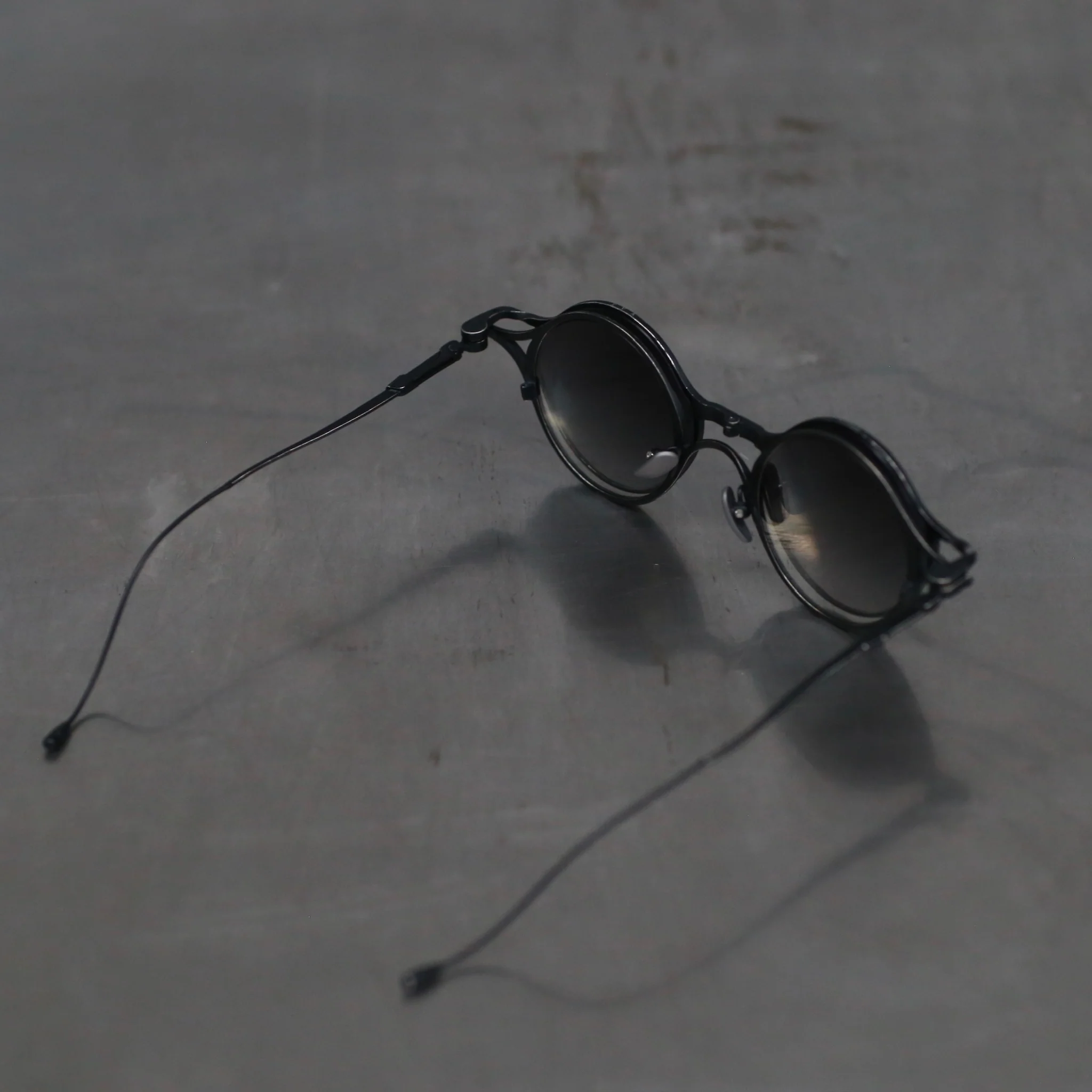 Rigards x The Viridi-Anne collaboration detachable sunglasses RG1022TVA collection RG-RG1022TVA-GHKQHJBHJB antique black frame + antique black frame light gray gradient lens + gray gradient lens - Image 5