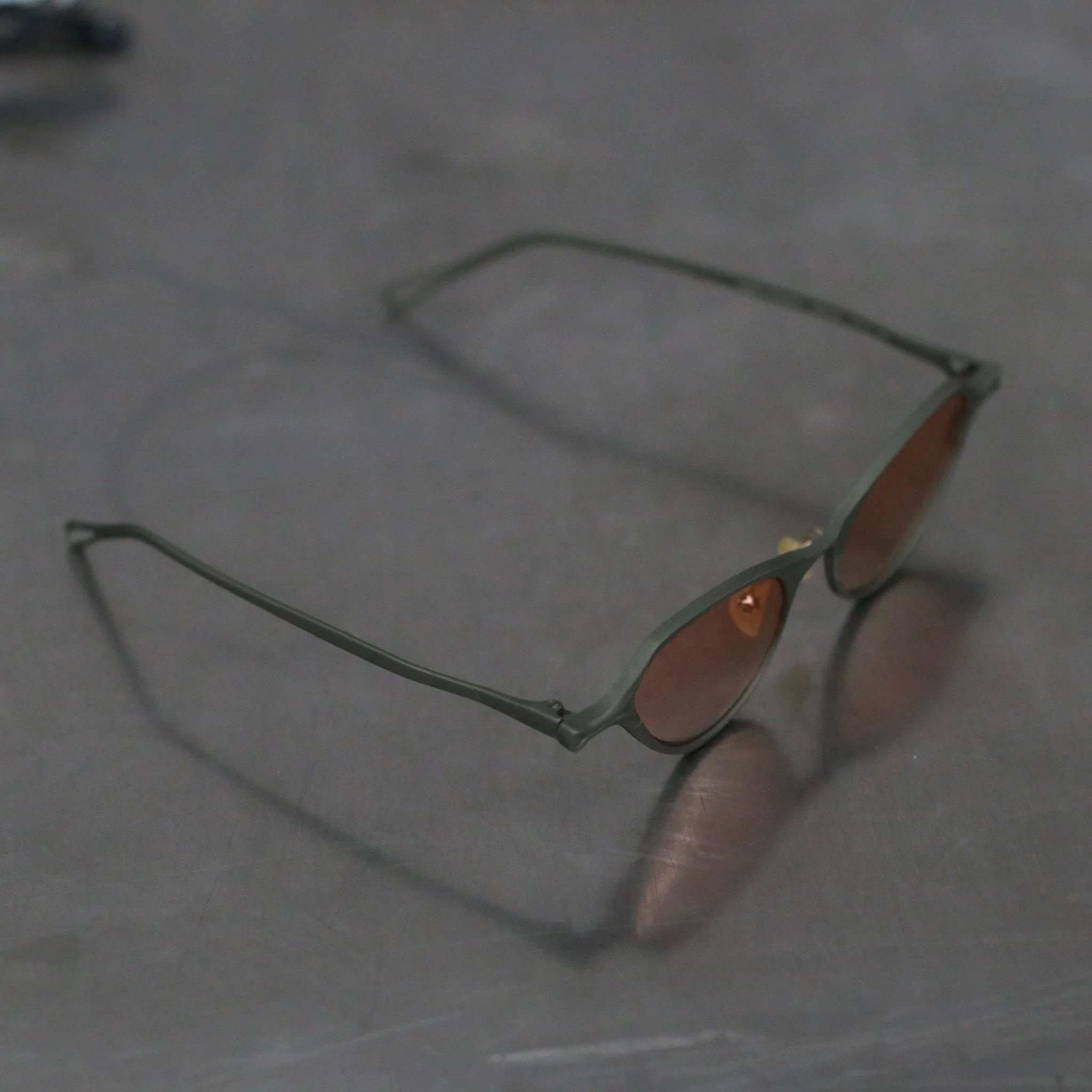 RIGARDS X UJOH Collaboration: Aluminum-Magnesium Alloy Frame Eyeglasses RG0123UJOH Series Collection RG-RG0123UJOH-GLKJHP Olive Green Frame, Burgundy Lenses - Image 3