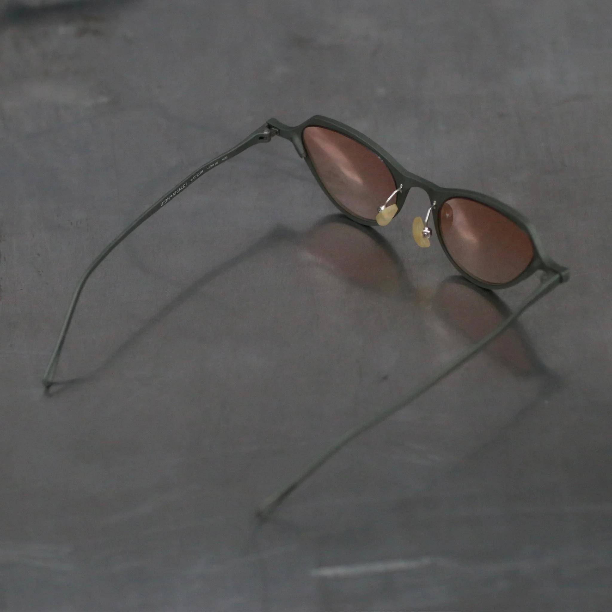 RIGARDS X UJOH Collaboration: Aluminum-Magnesium Alloy Frame Eyeglasses RG0123UJOH Series Collection RG-RG0123UJOH-GLKJHP Olive Green Frame, Burgundy Lenses - Image 4