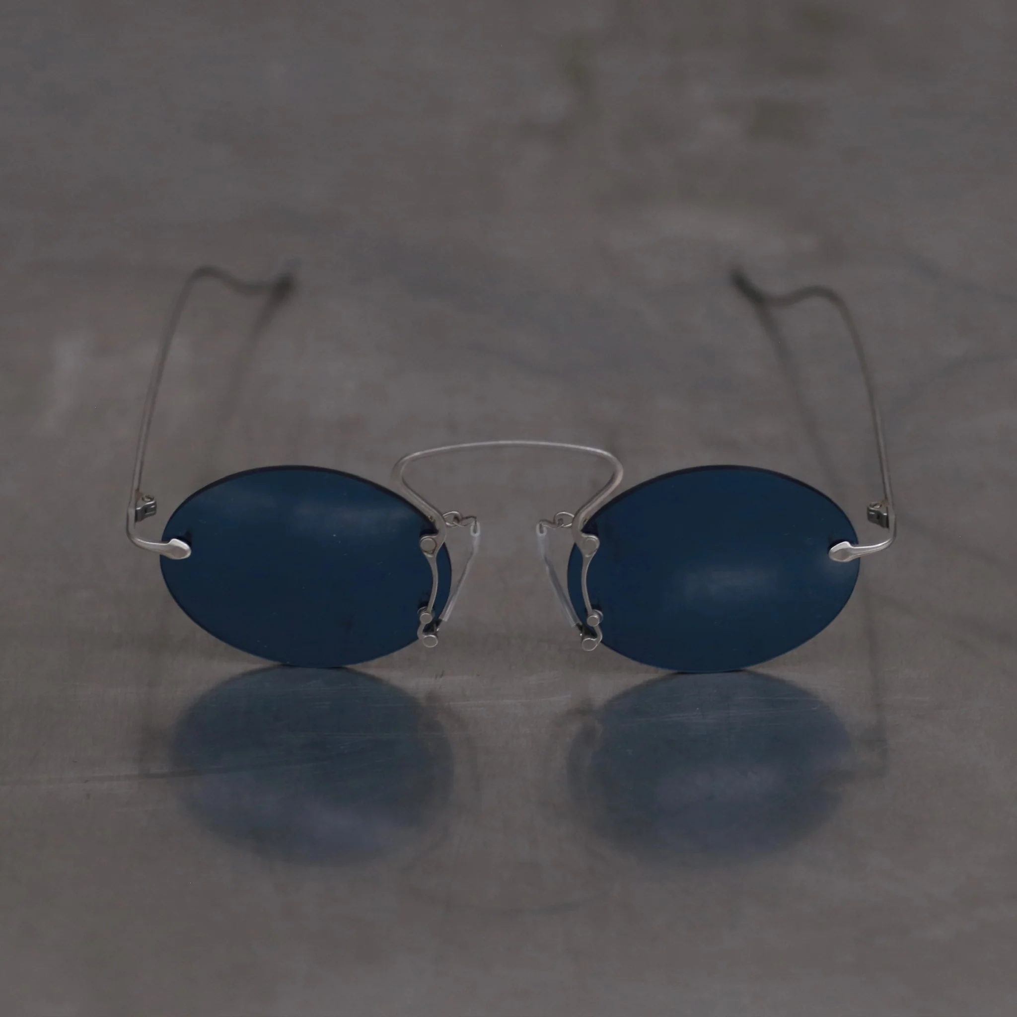 Rigards x UMA WANG joint steel rimless glasses RG00UW6(A) series collection RG-RG00UW6(A)-GYKLNL (vintage silver frame Klein blue lenses) - Image 2