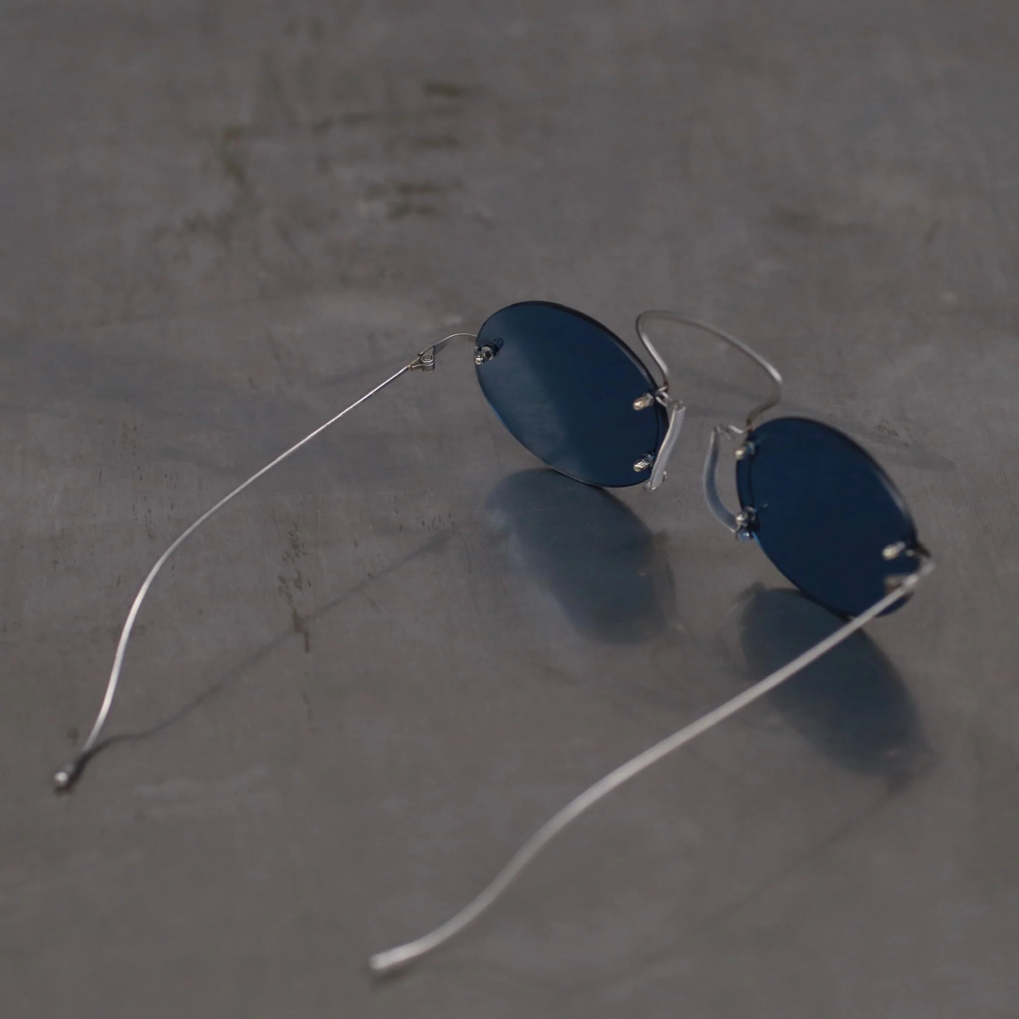 Rigards x UMA WANG joint steel rimless glasses RG00UW6(A) series collection RG-RG00UW6(A)-GYKLNL (vintage silver frame Klein blue lenses) - Image 3