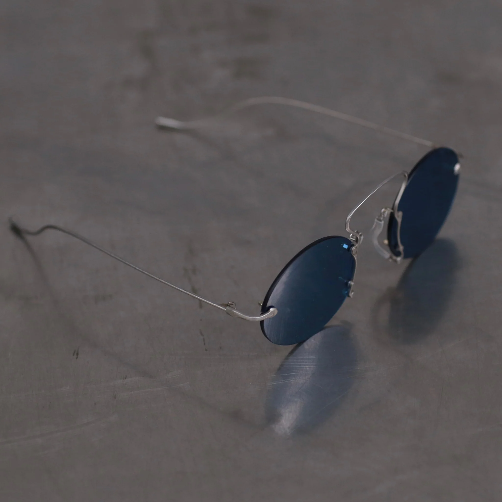 Rigards x UMA WANG joint steel rimless glasses RG00UW6(A) series collection RG-RG00UW6(A)-GYKLNL (vintage silver frame Klein blue lenses) - Image 4