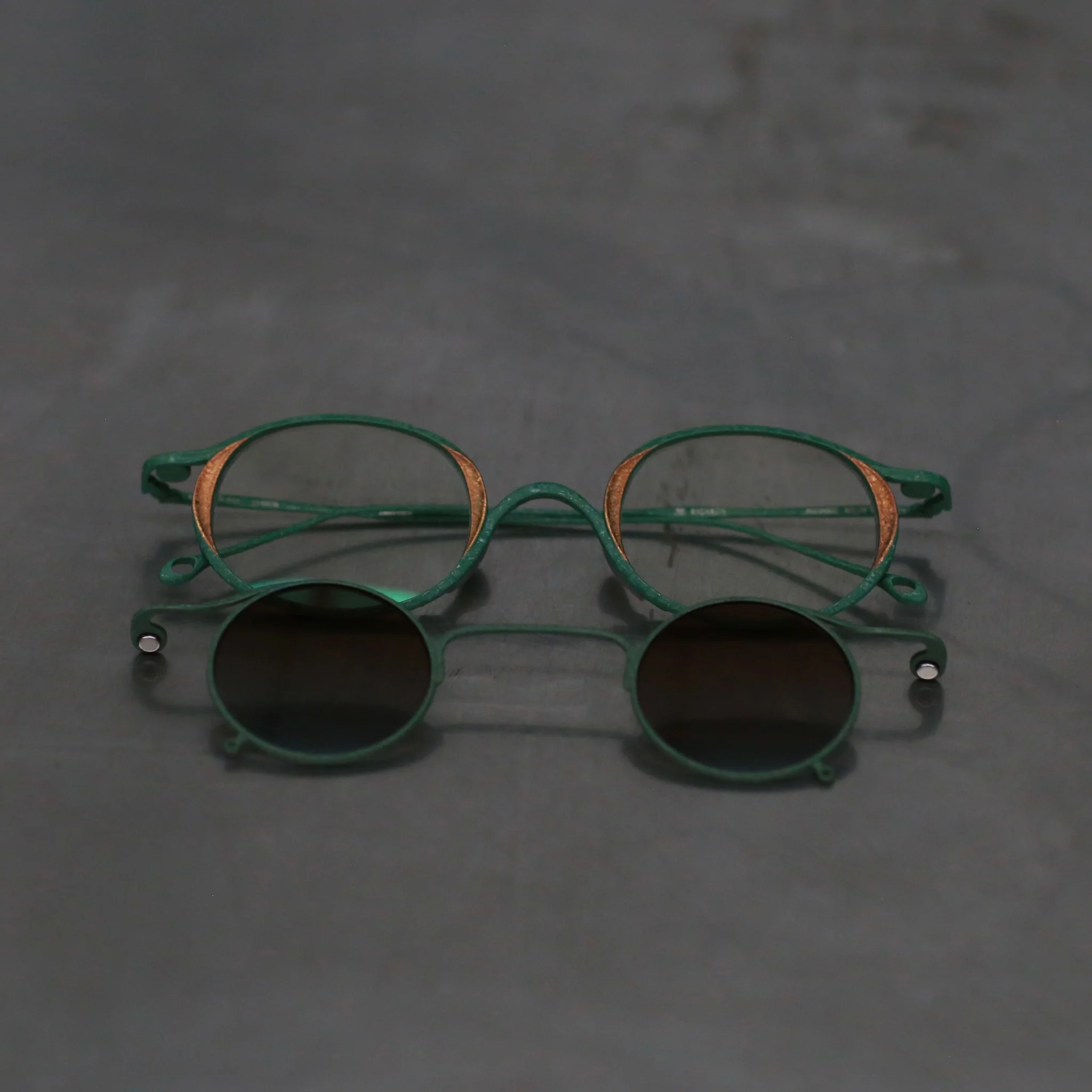 Rigards x ZIGGY CHEN RG1943ZC Titanium Magnetic Clip-On Sunglasses. RG-RG1943ZC-BLQTKTMQTL. Dark green bronze frame with dark green frame, transparent lenses, and bronze blue lenses.