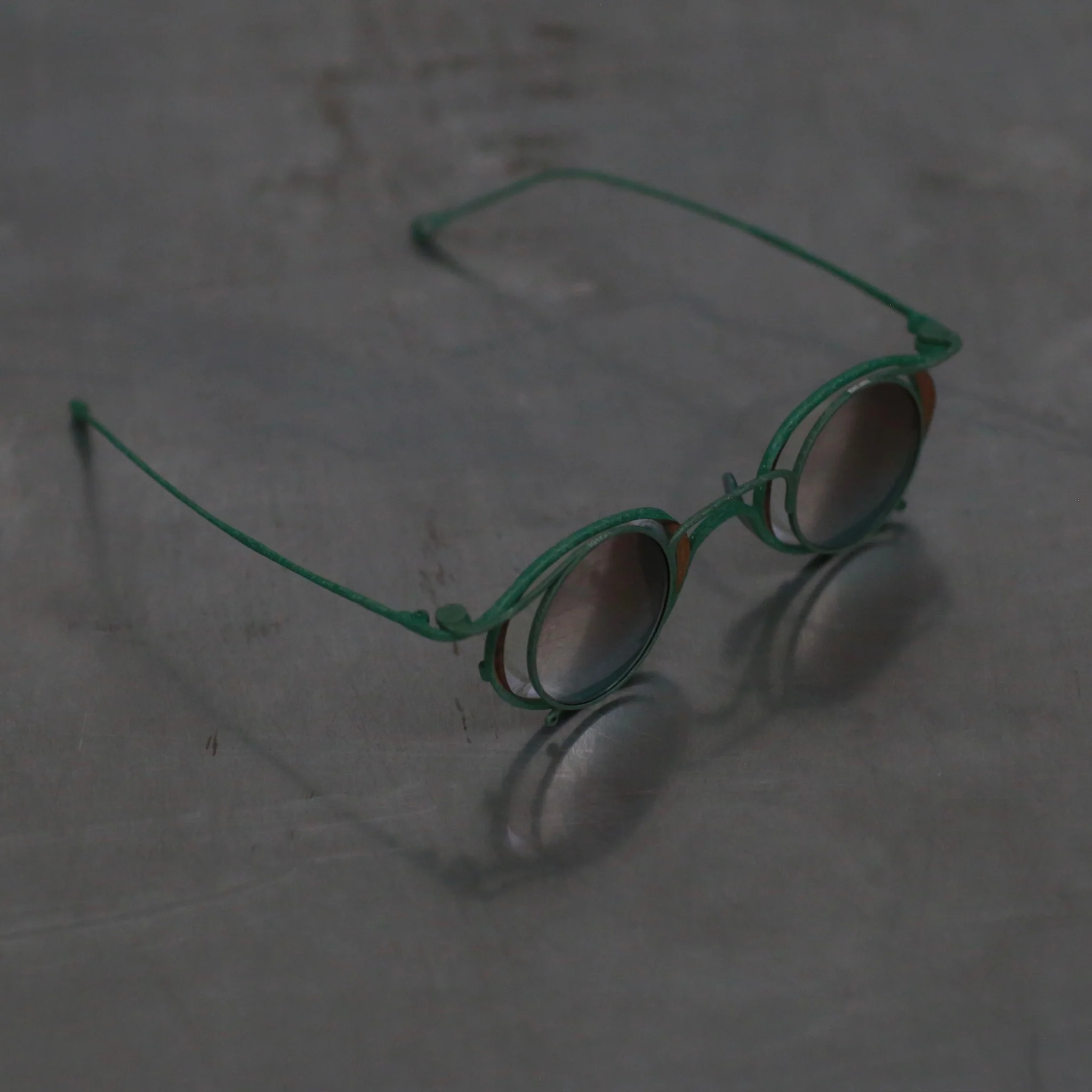 Rigards x ZIGGY CHEN RG1943ZC Titanium Magnetic Clip-On Sunglasses. RG-RG1943ZC-BLQTKTMQTL. Dark green bronze frame with dark green frame, transparent lenses, and bronze blue lenses. - Image 4