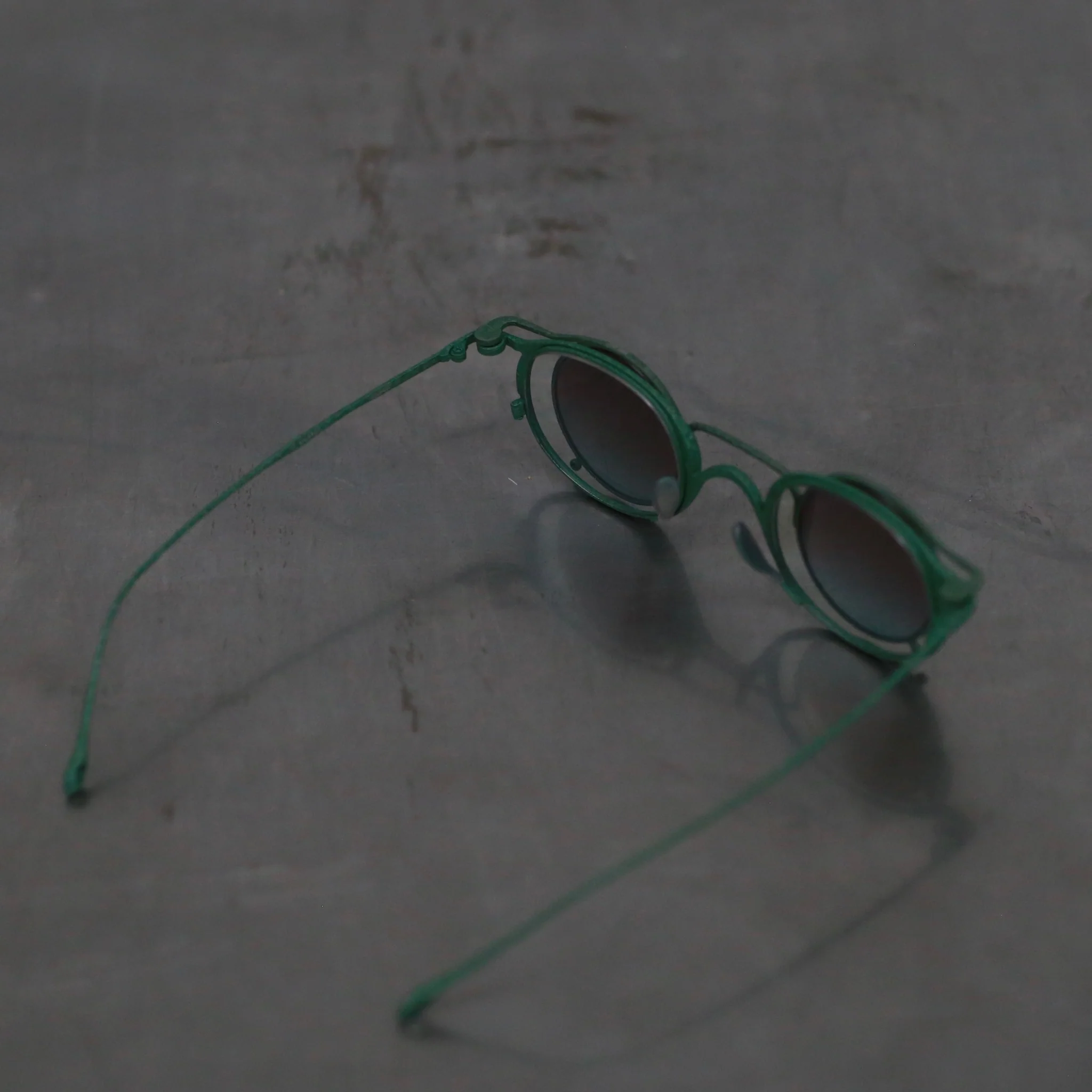 Rigards x ZIGGY CHEN RG1943ZC Titanium Magnetic Clip-On Sunglasses. RG-RG1943ZC-BLQTKTMQTL. Dark green bronze frame with dark green frame, transparent lenses, and bronze blue lenses. - Image 5