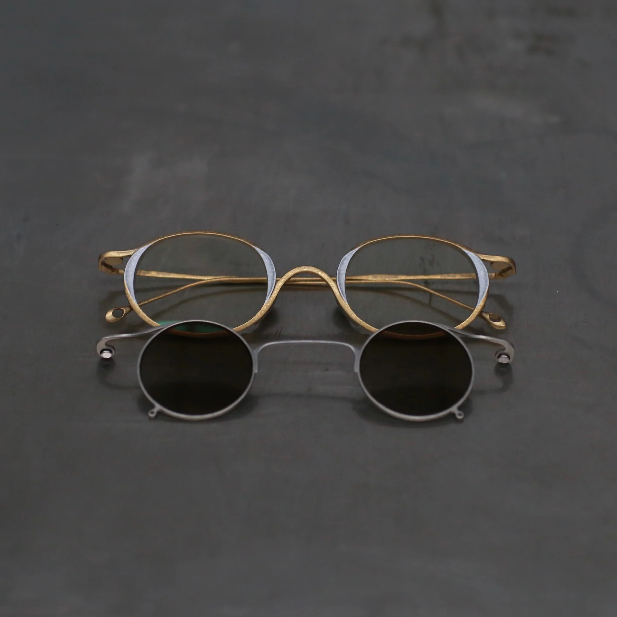 Rigards x ZIGGY CHEN RG1943ZC Titanium Magnetic Clip-On Sunglasses. RG-RG1943ZC-GDJTTMQTJB. Antique gold & titanium frame. Titanium frame with transparent lenses and bronze gradient lenses.