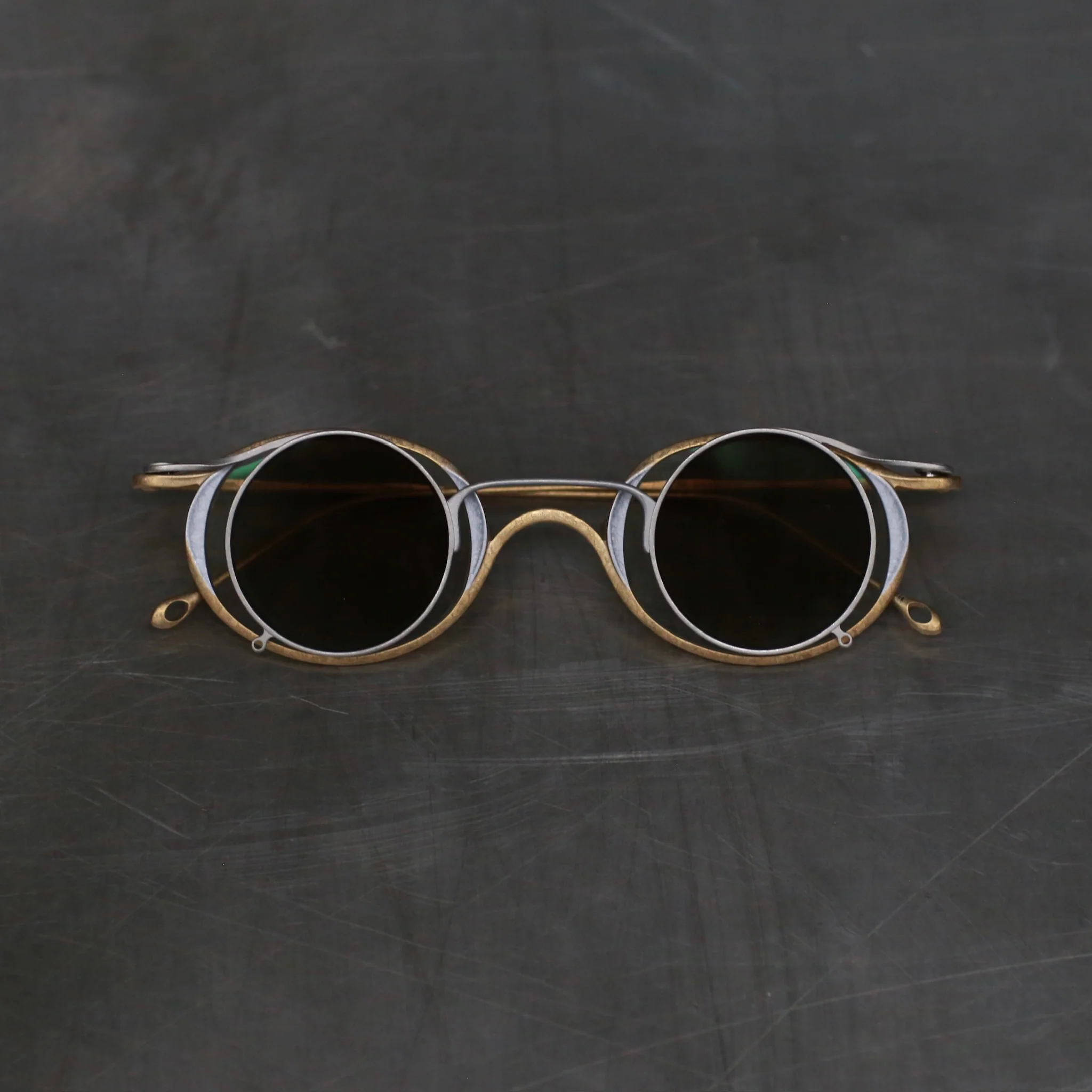 Rigards x ZIGGY CHEN RG1943ZC Titanium Magnetic Clip-On Sunglasses. RG-RG1943ZC-GDJTTMQTJB. Antique gold & titanium frame. Titanium frame with transparent lenses and bronze gradient lenses. - Image 2