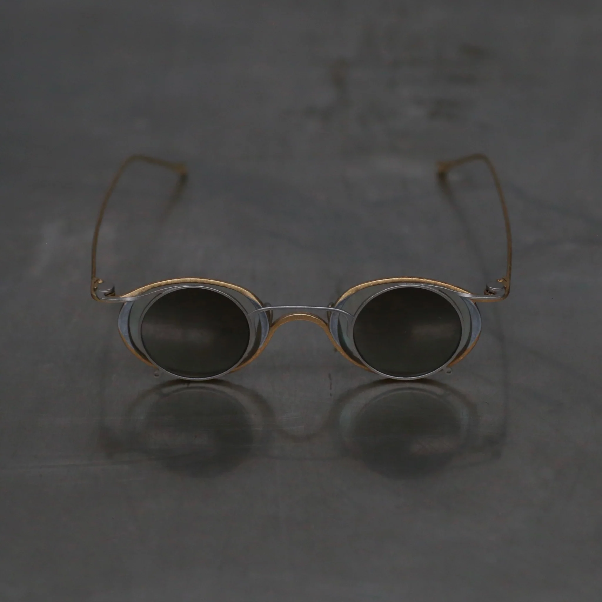 Rigards x ZIGGY CHEN RG1943ZC Titanium Magnetic Clip-On Sunglasses. RG-RG1943ZC-GDJTTMQTJB. Antique gold & titanium frame. Titanium frame with transparent lenses and bronze gradient lenses. - Image 3