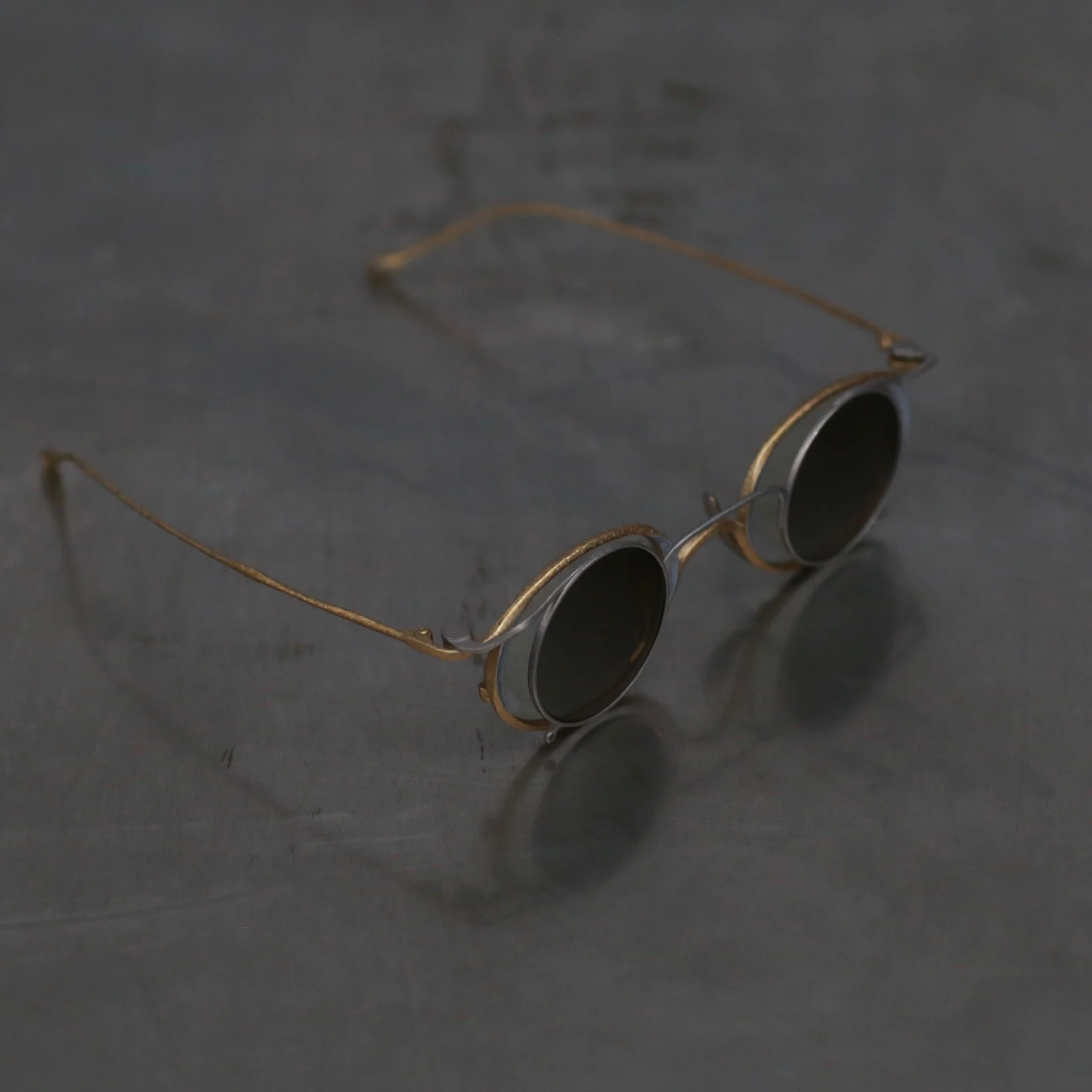 Rigards x ZIGGY CHEN RG1943ZC Titanium Magnetic Clip-On Sunglasses. RG-RG1943ZC-GDJTTMQTJB. Antique gold & titanium frame. Titanium frame with transparent lenses and bronze gradient lenses. - Image 4