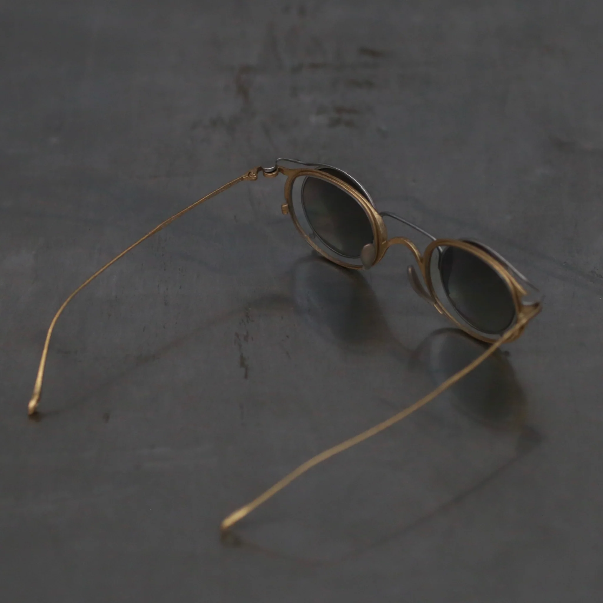 Rigards x ZIGGY CHEN RG1943ZC Titanium Magnetic Clip-On Sunglasses. RG-RG1943ZC-GDJTTMQTJB. Antique gold & titanium frame. Titanium frame with transparent lenses and bronze gradient lenses. - Image 5