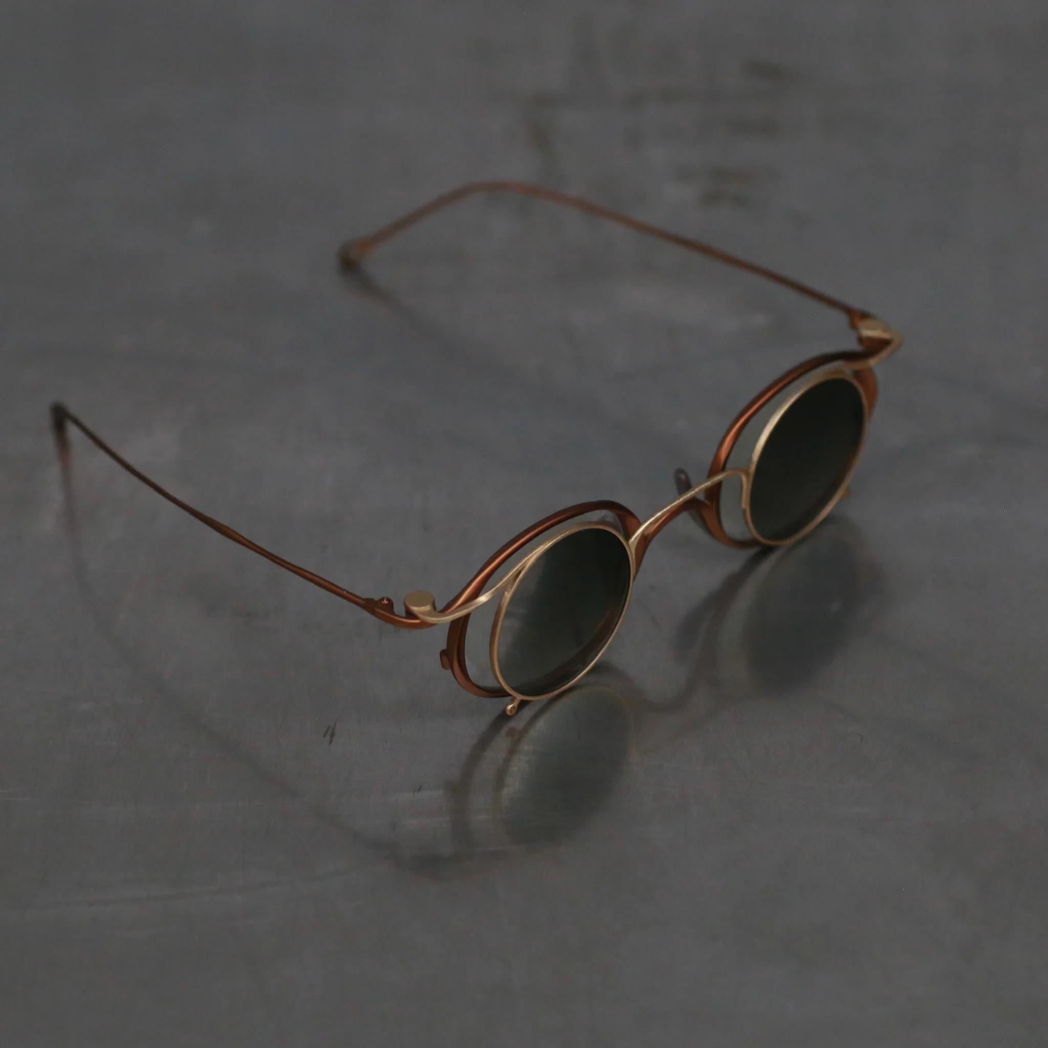 Rigards x ZIGGY CHEN RG1943ZC Titanium Magnetic Clip-On Sunglasses (RG-RG1943ZC-GTHGJKTMJLB) with antique bronze and gold frames, transparent lenses, and gradient green lenses. - Image 4