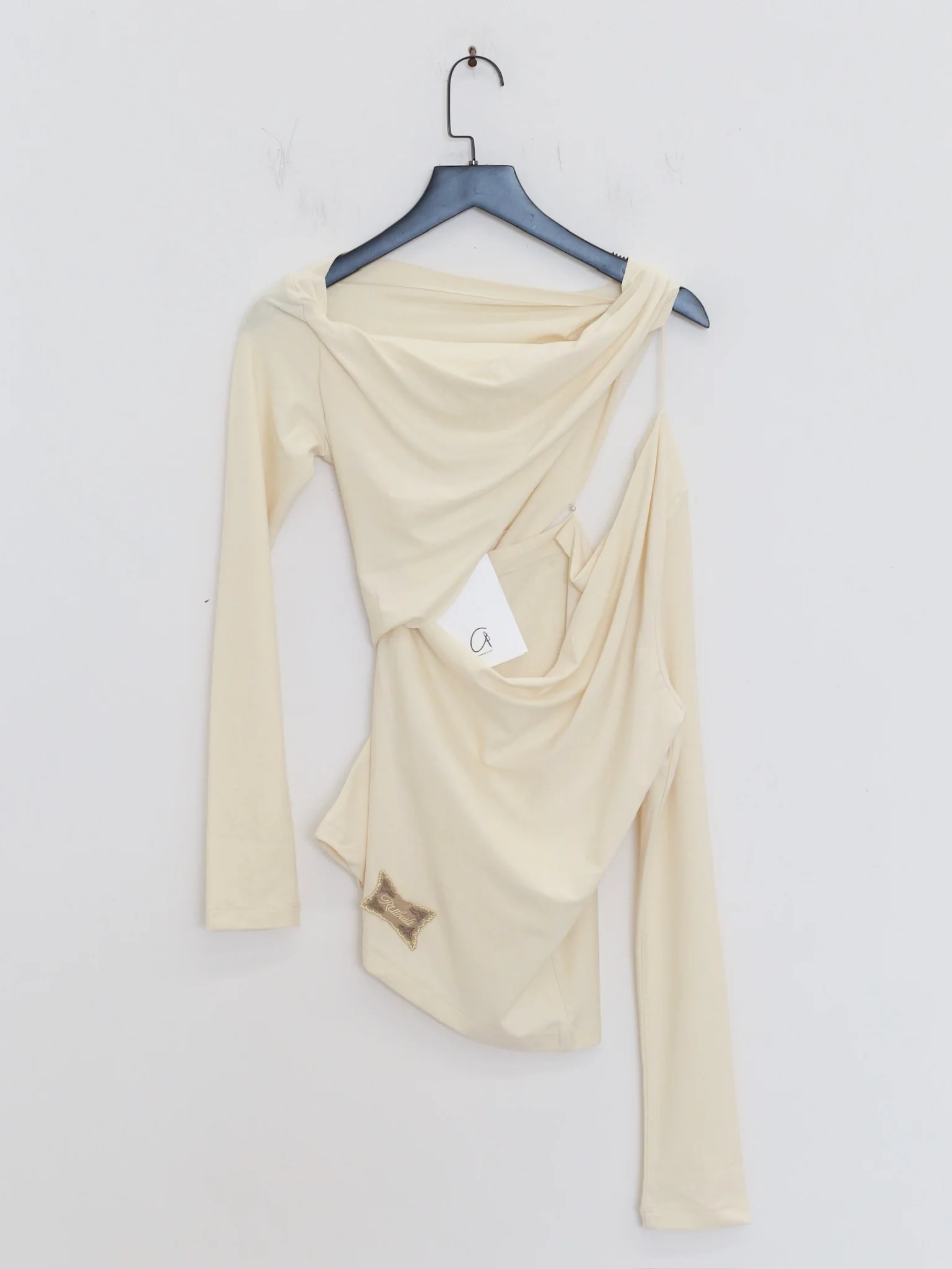 RUI built 26 Early Spring Ruffled Off-Shoulder Long Sleeve T-Shirt RUI-S26WV08BOS-Bone - Image 10