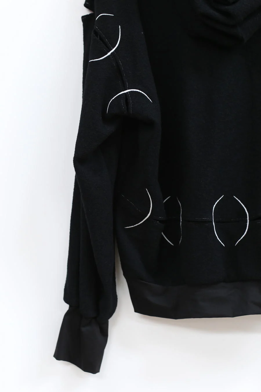 RUI Embroidered Hoodie RAW22WV03 Onyx&Luminous Black & Luminous - Image 3