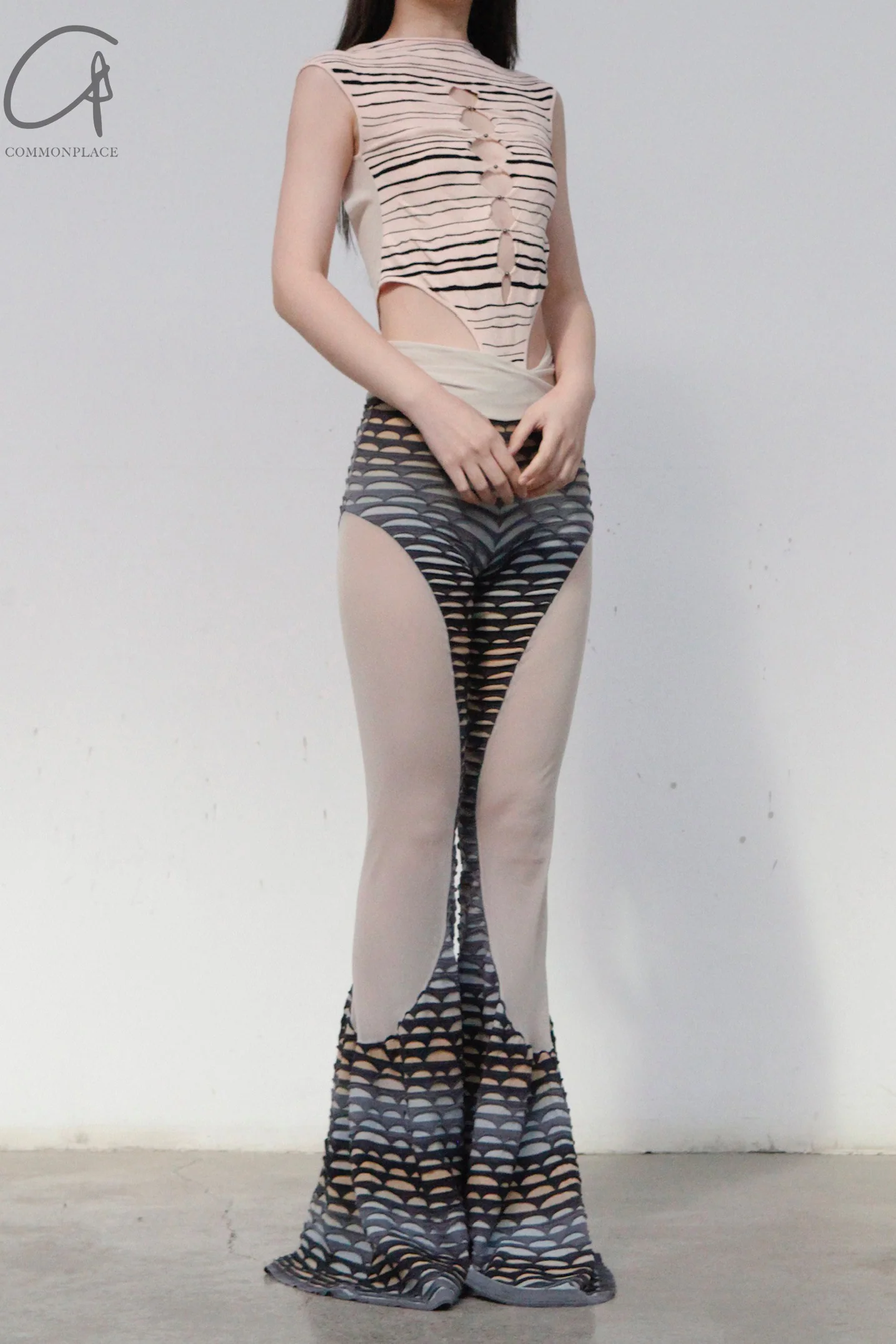RUI fish scale stitching mesh flared pants RSS23KN06 nightfall black and gray gradient - Image 14