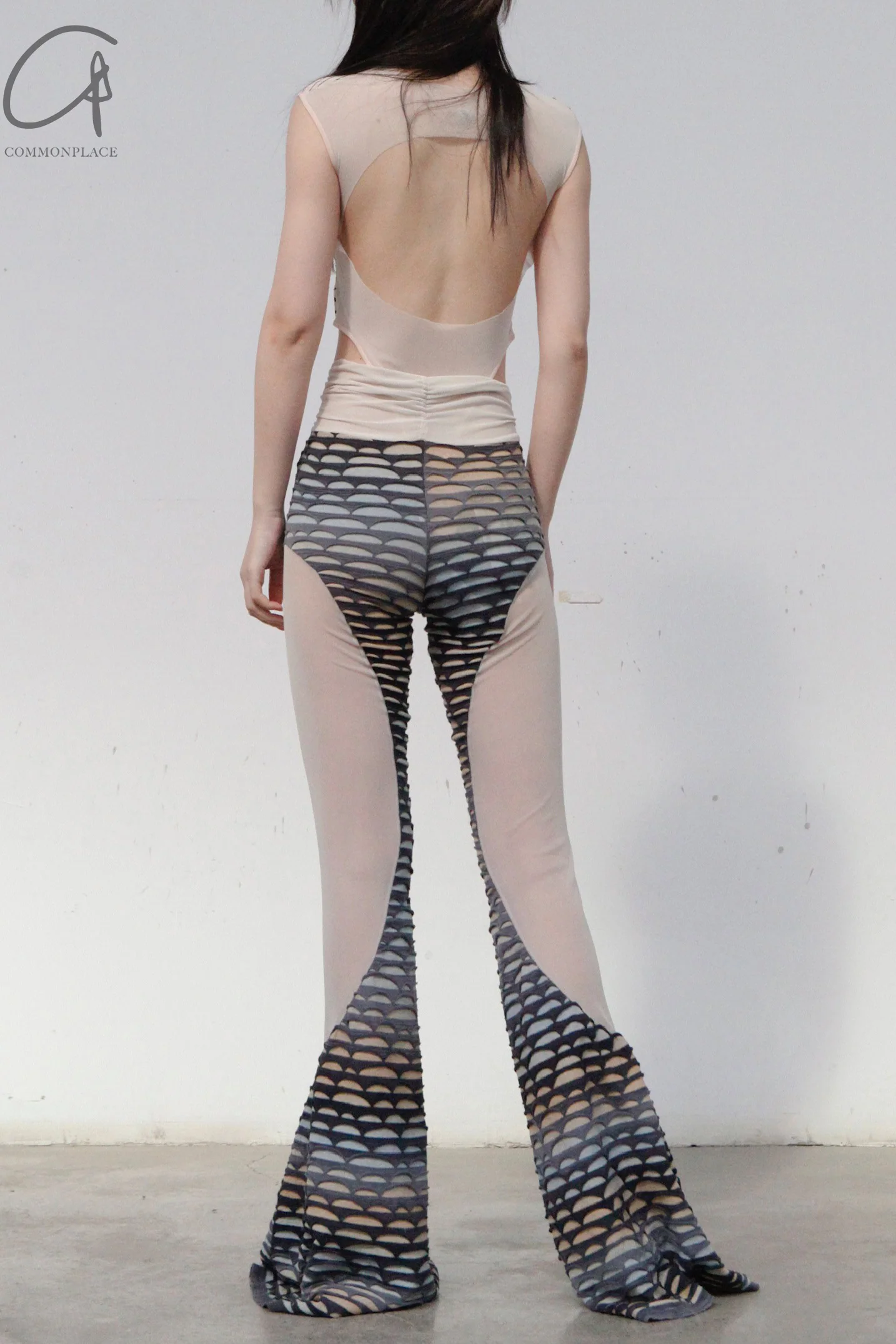 RUI fish scale stitching mesh flared pants RSS23KN06 nightfall black and gray gradient - Image 15