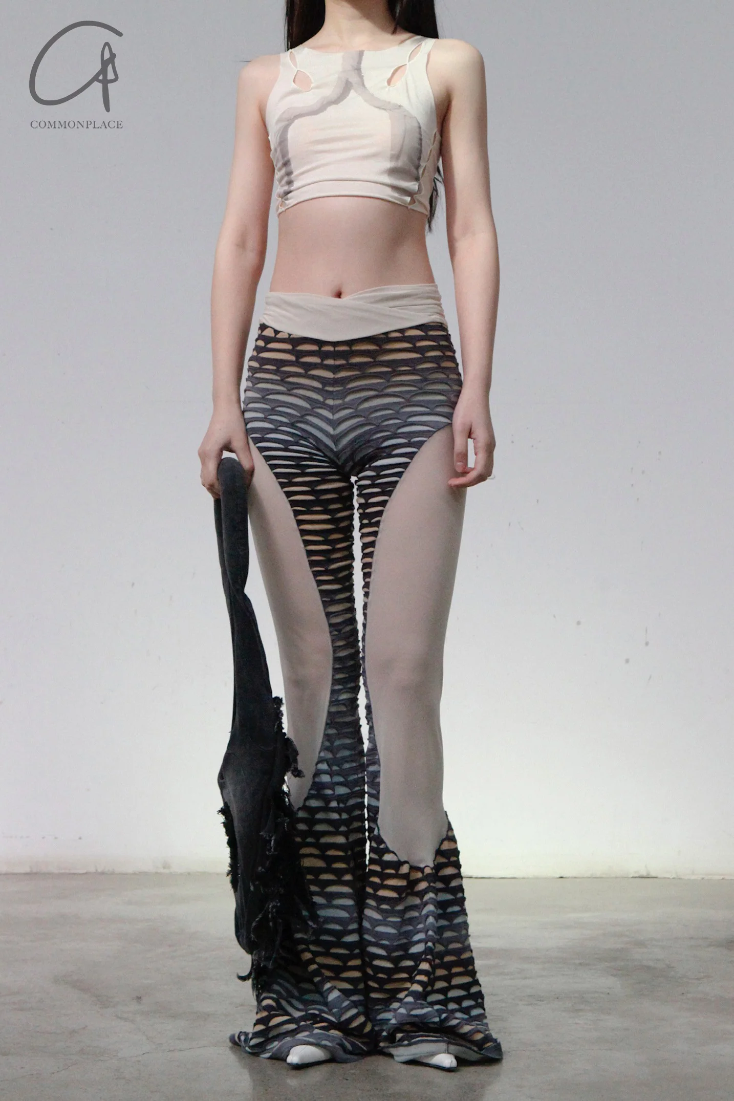 RUI fish scale stitching mesh flared pants RSS23KN06 nightfall black and gray gradient - Image 24