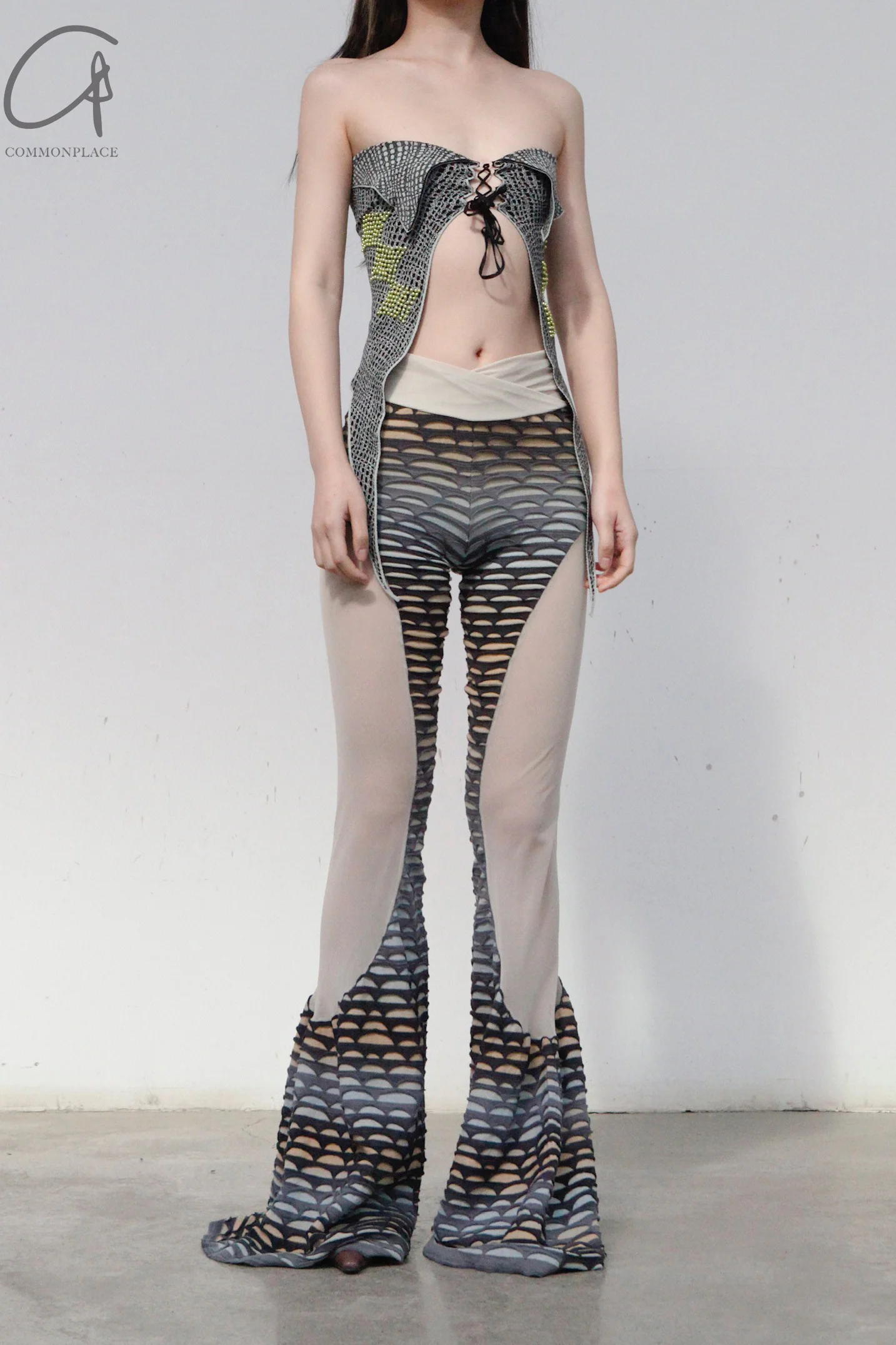 RUI fish scale stitching mesh flared pants RSS23KN06 nightfall black and gray gradient - Image 3