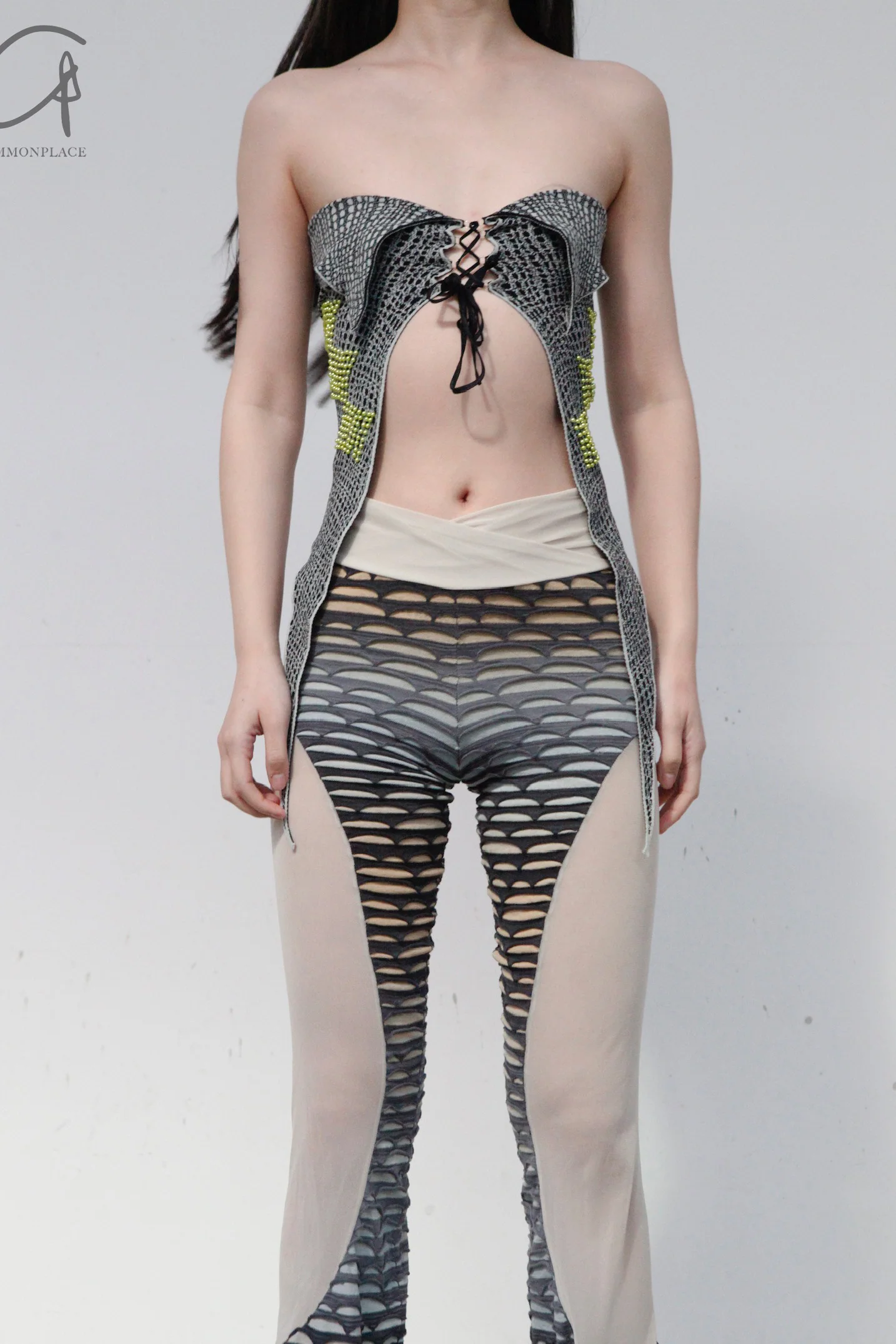 RUI fish scale stitching mesh flared pants RSS23KN06 nightfall black and gray gradient - Image 4
