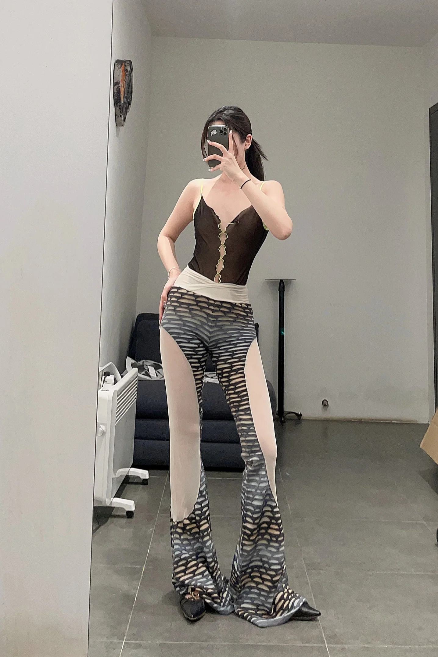 RUI fish scale stitching mesh flared pants RSS23KN06 nightfall black and gray gradient - Image 45