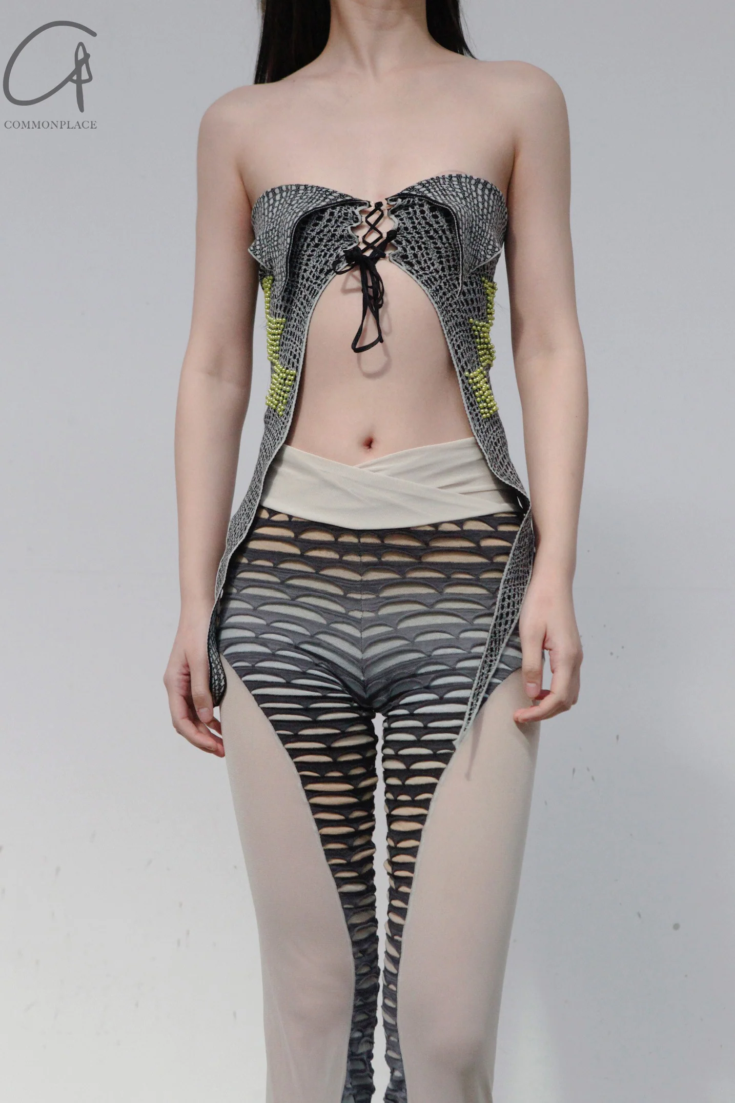 RUI fish scale stitching mesh flared pants RSS23KN06 nightfall black and gray gradient - Image 5