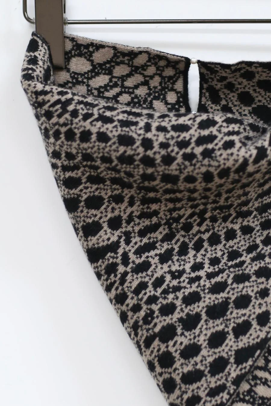 RUI Jacquard Cashmere Scarf RAW22AC02 Onyx&Ficelle Black&Camel Brown - Image 6