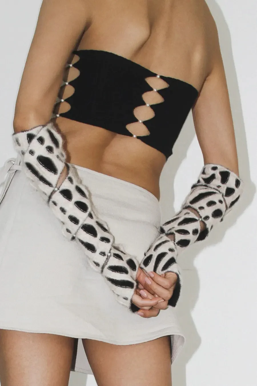 RUI Spiral Animal Print Sleeve Warmer RAW23KN04 Off White & Black - Image 5