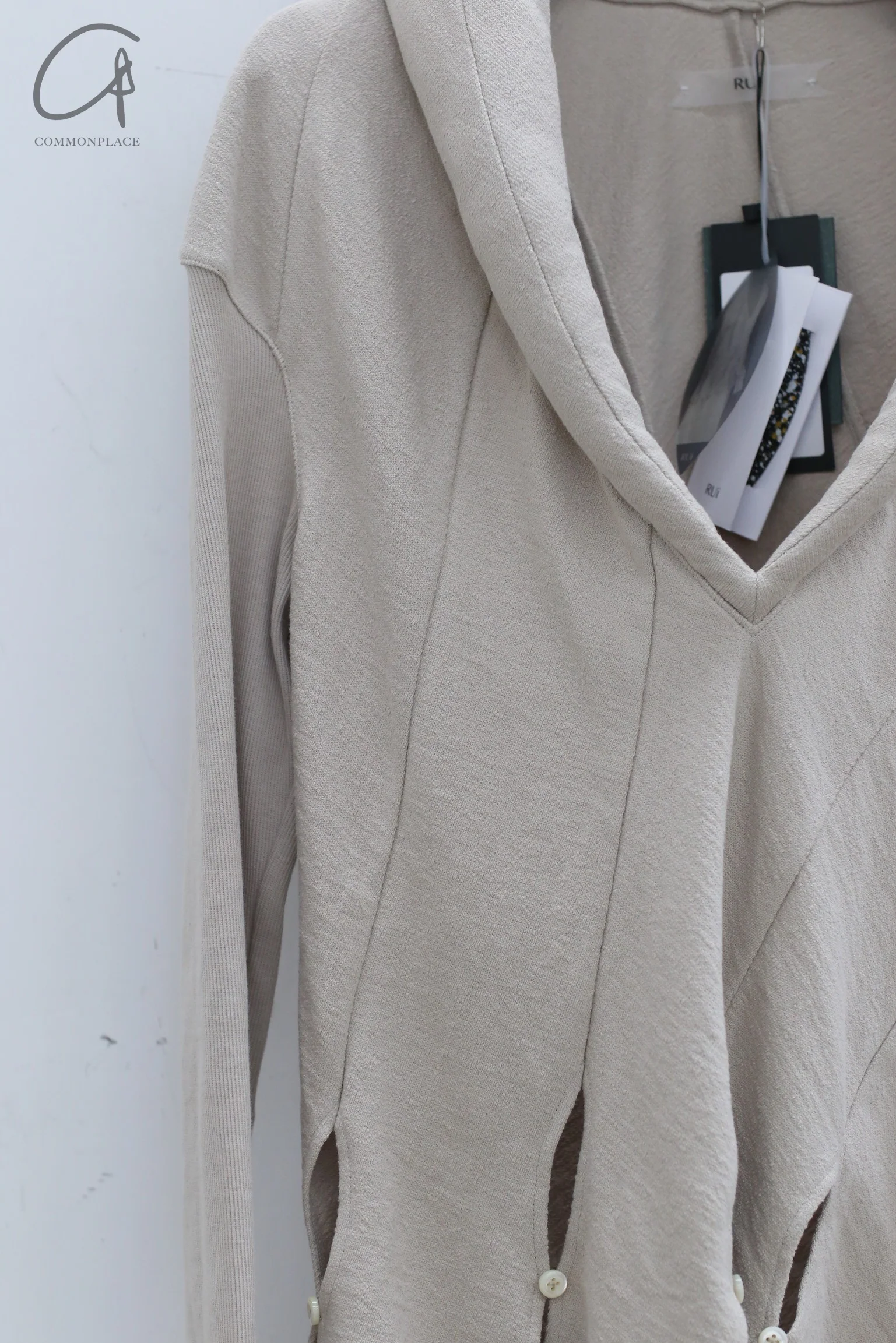RUI three-dimensional V-neck top RAW23WV07 ash - Image 7