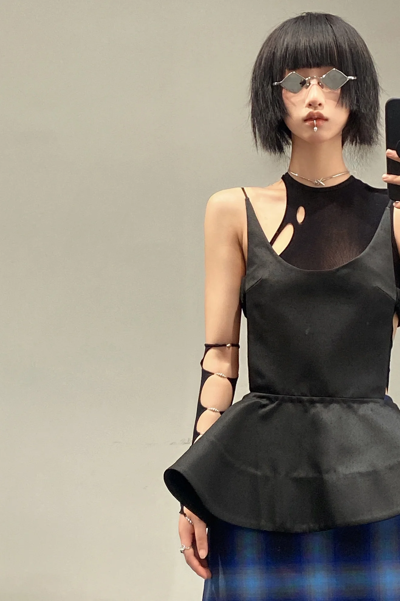 SHUSHUTONG ruffle sling top aw21to02 black - Image 11