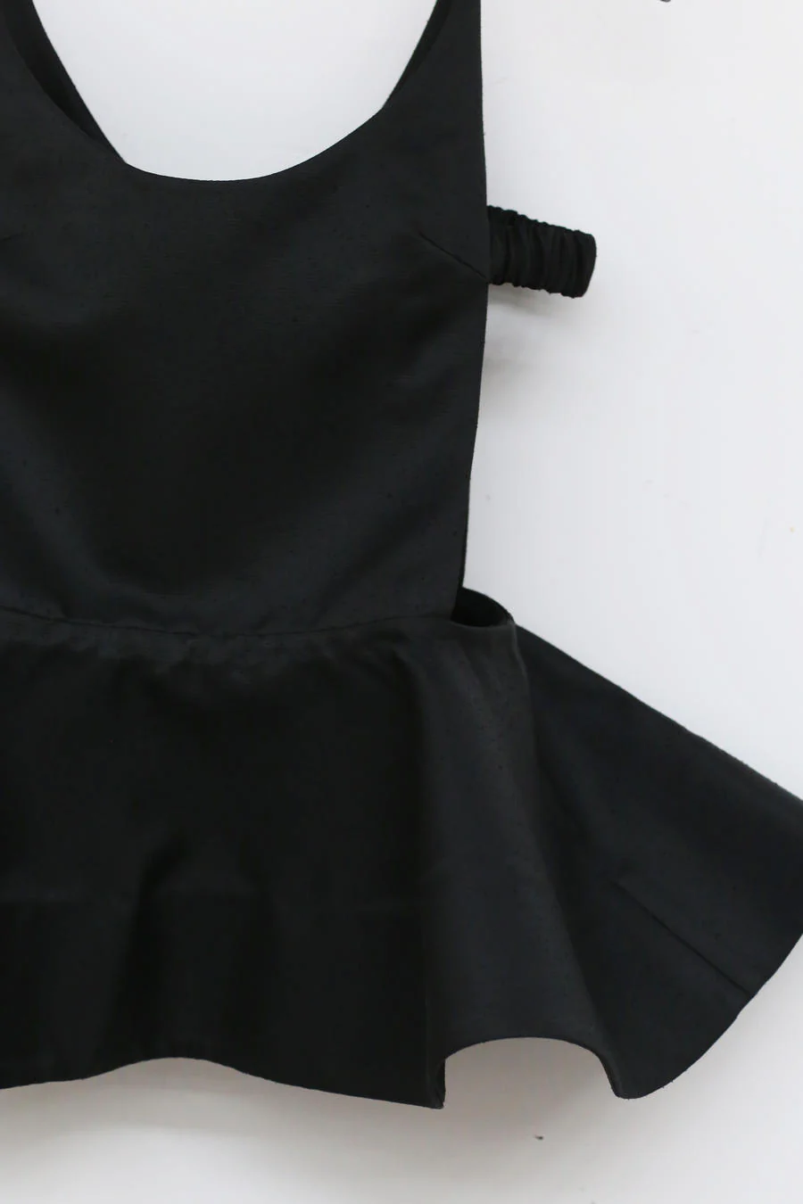 SHUSHUTONG ruffle sling top aw21to02 black - Image 13