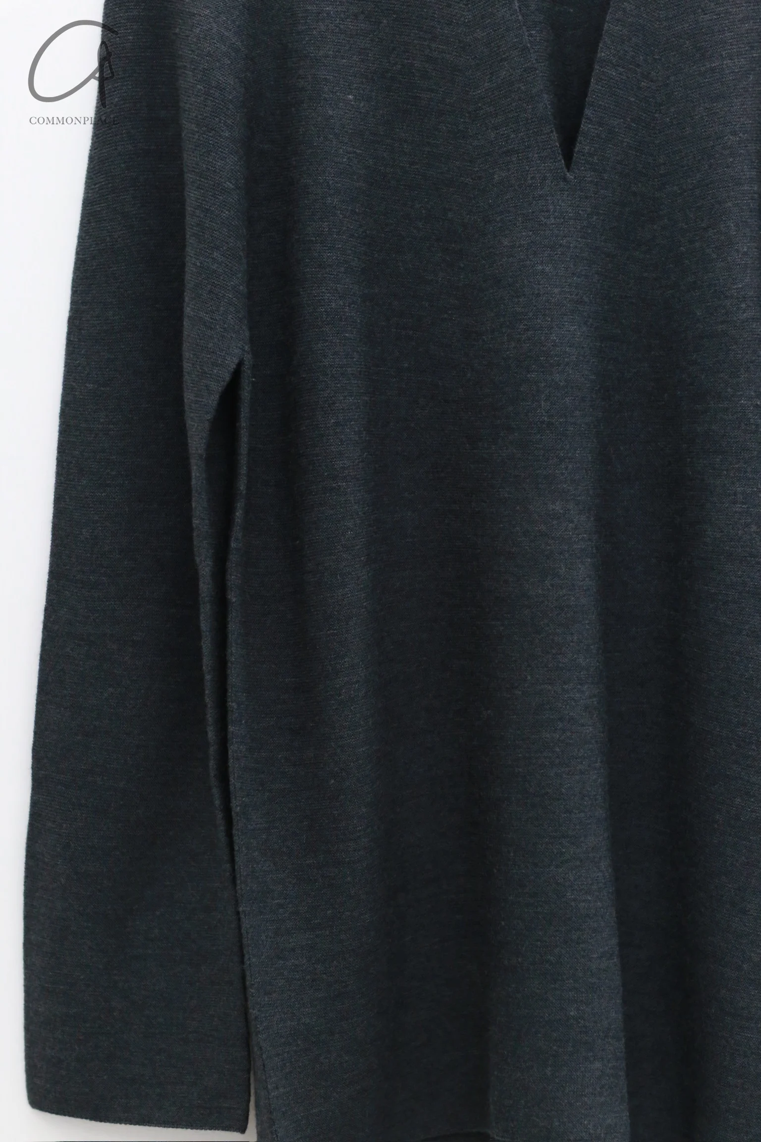 SWAYING 24 Autumn and Winter Seamless V-neck Pullover SW-SW24AW1T31-SH Black - Image 2