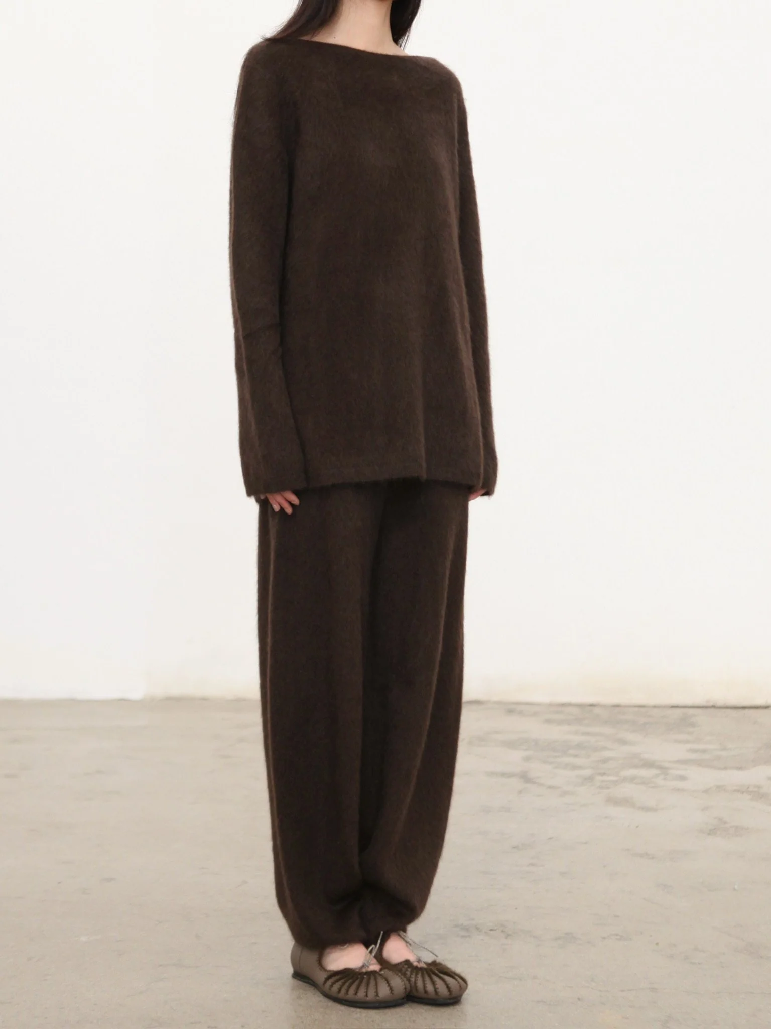 SWAYING 25 Autumn/Winter Off-Shoulder Yak Fleece Pullover SW-SW25AW1T39C3S4-SZ Dark Brown - Image 3