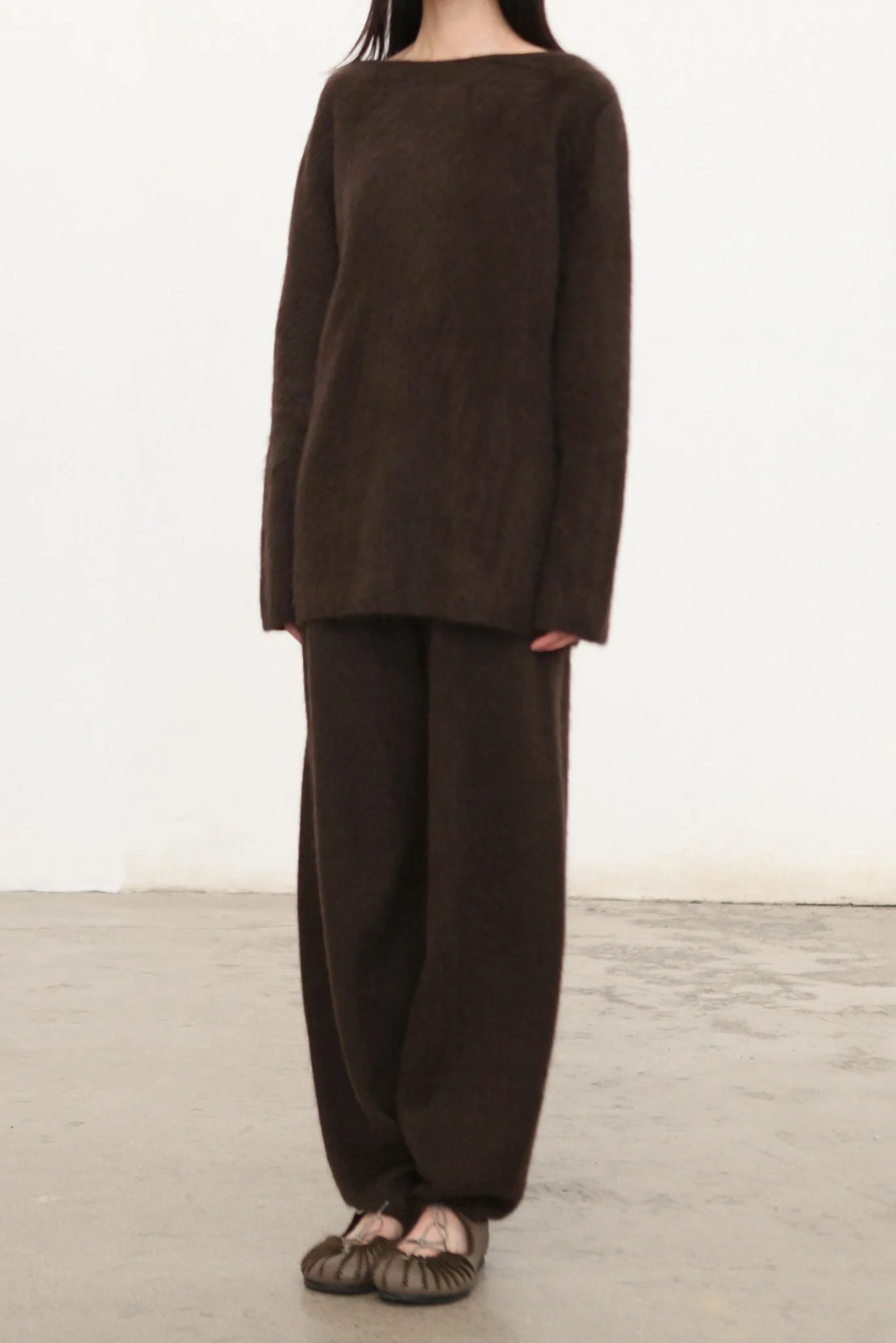 SWAYING 25 Autumn/Winter Off-Shoulder Yak Fleece Pullover SW-SW25AW1T39C3S4-SZ Dark Brown - Image 4