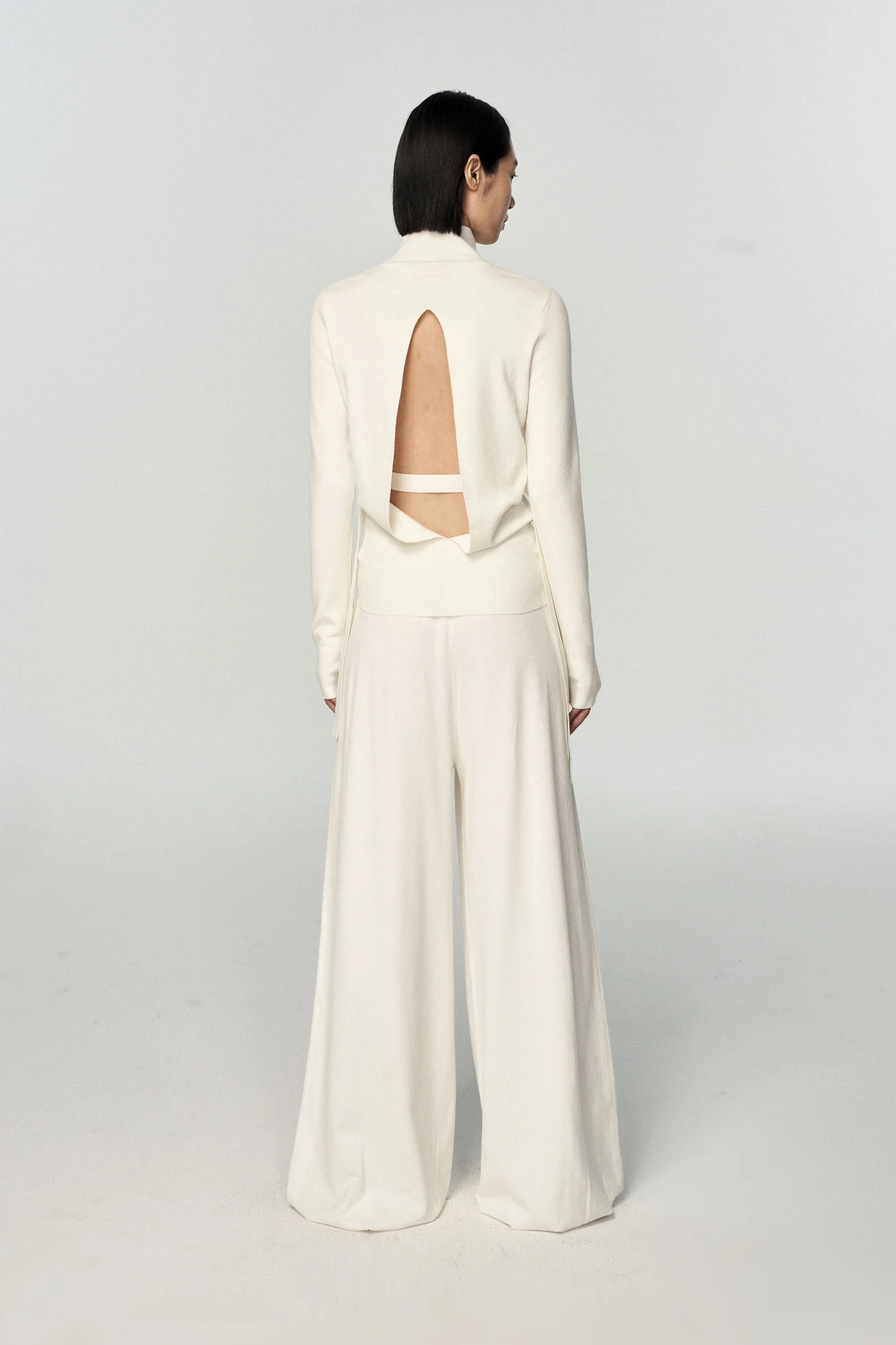SWAYING/KNIT hollow back turtleneck pullover SW23AW1T19 white - Image 3