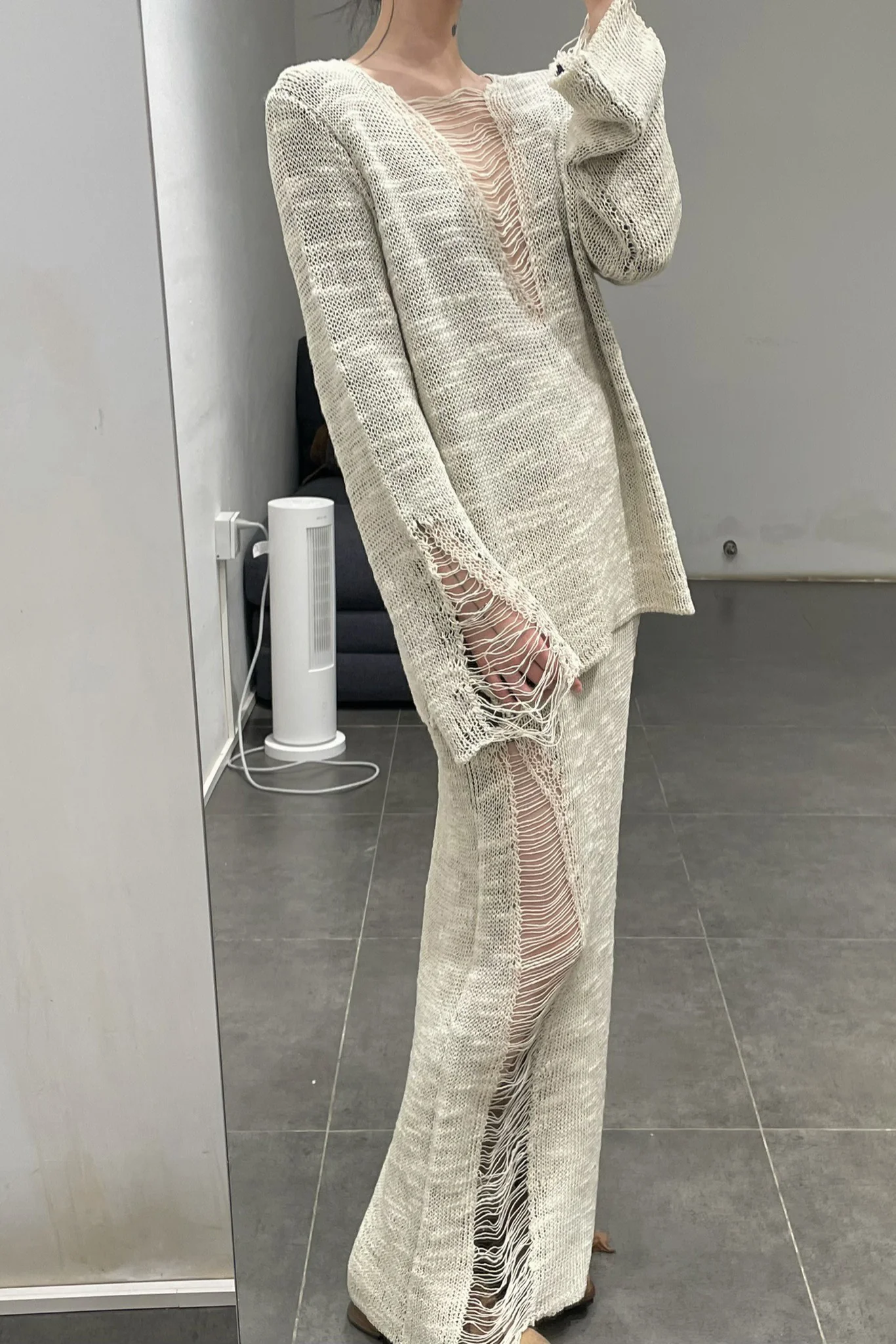 SWAYING/KNIT V-neck floating jumper SW23AW1T47 off-white - Image 20