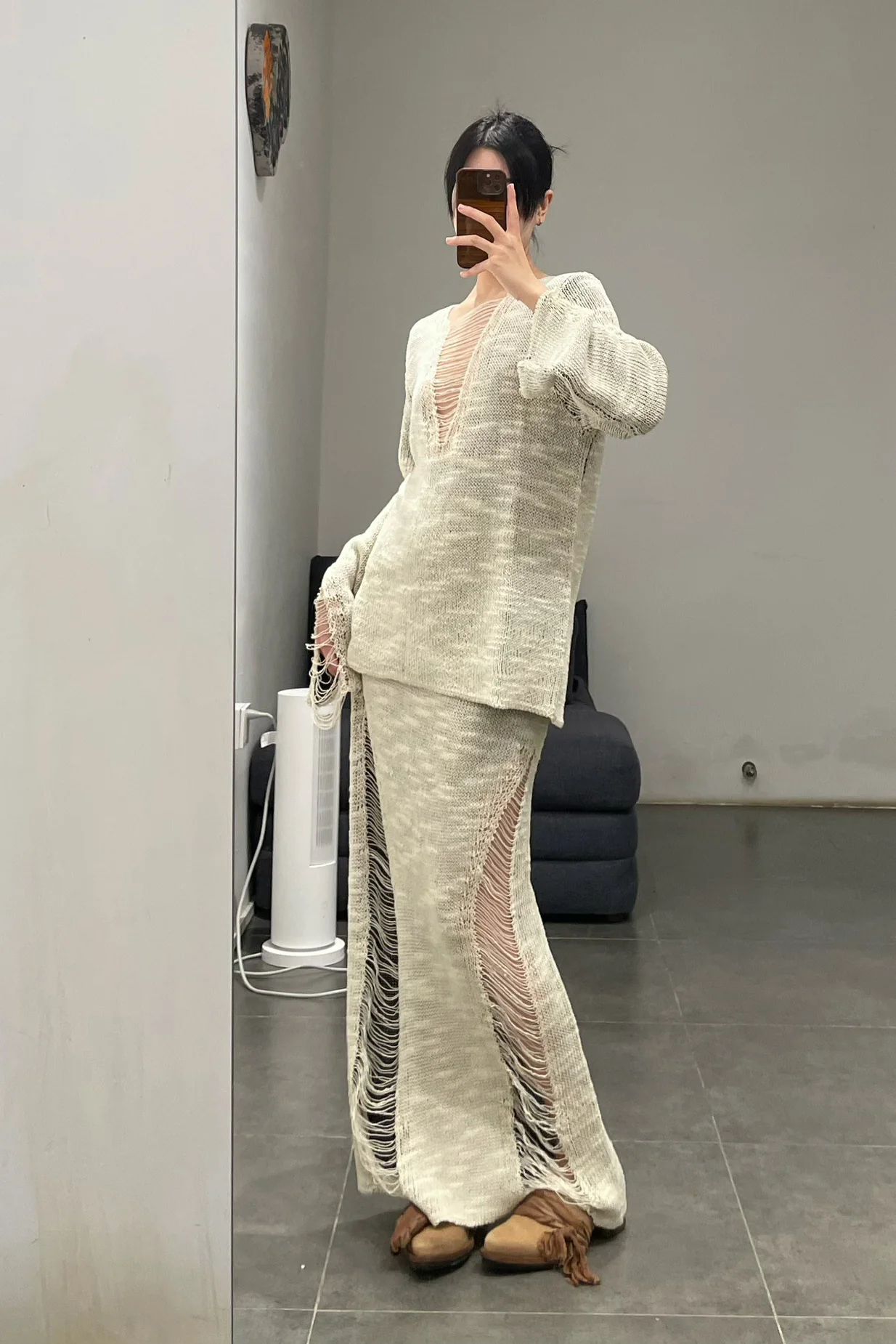 SWAYING/KNIT V-neck floating jumper SW23AW1T47 off-white - Image 22