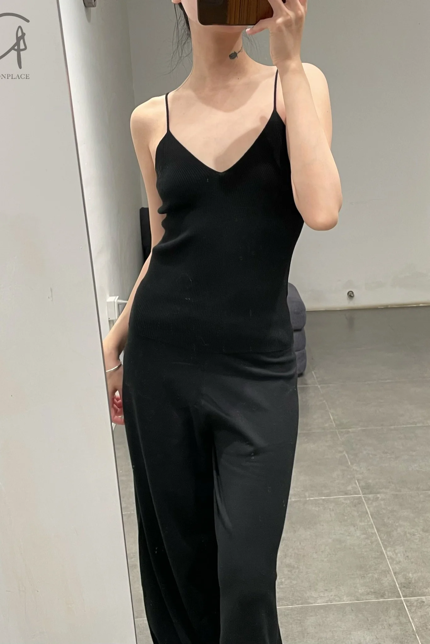 SWAYING/KNIT V-neck knitted camisole SW22AW1T05 black PS63 - Image 8