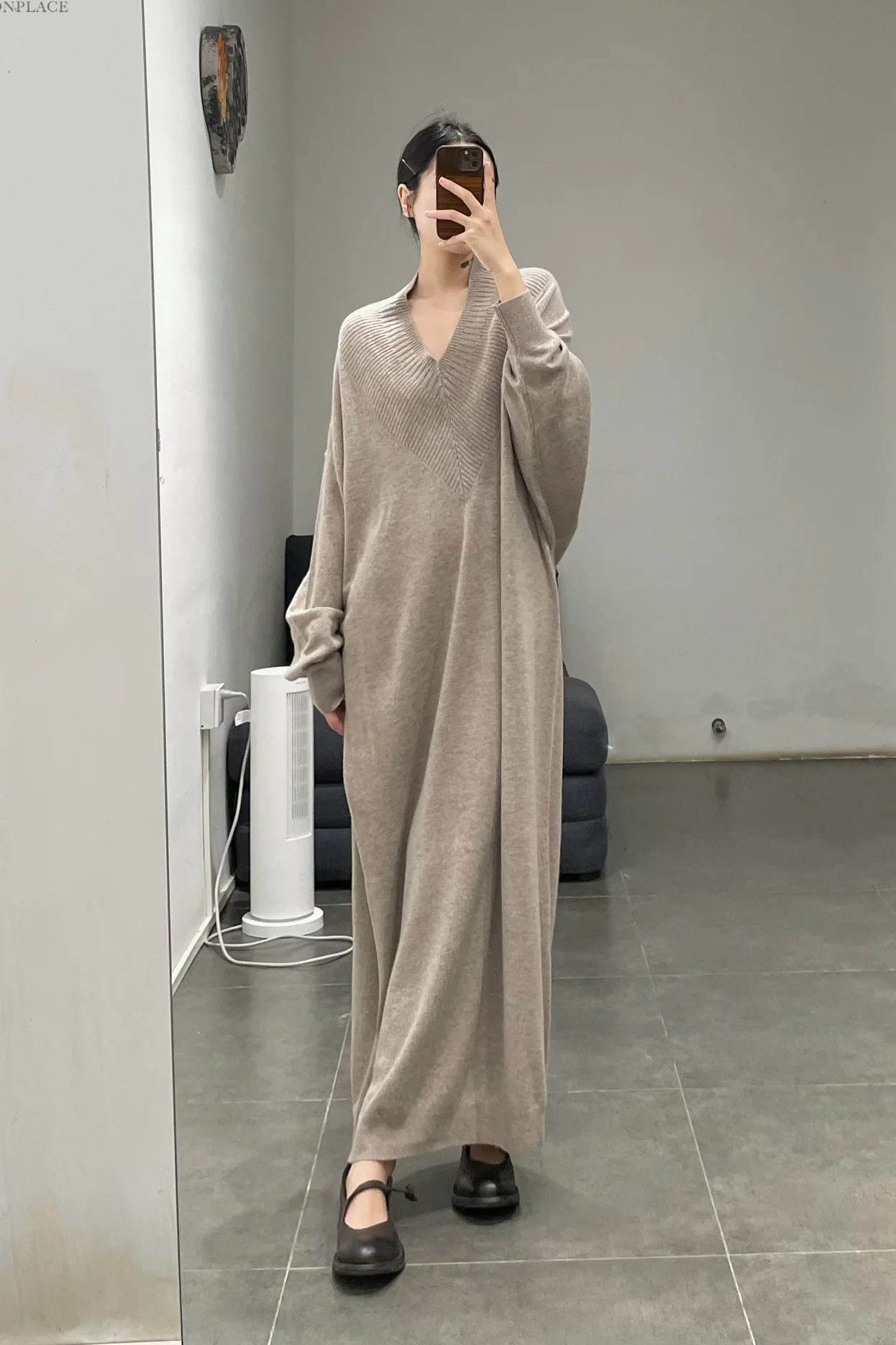 SWAYING/KNIT V-neck wide dress SW23AW2L20 camel PS65 - Image 11