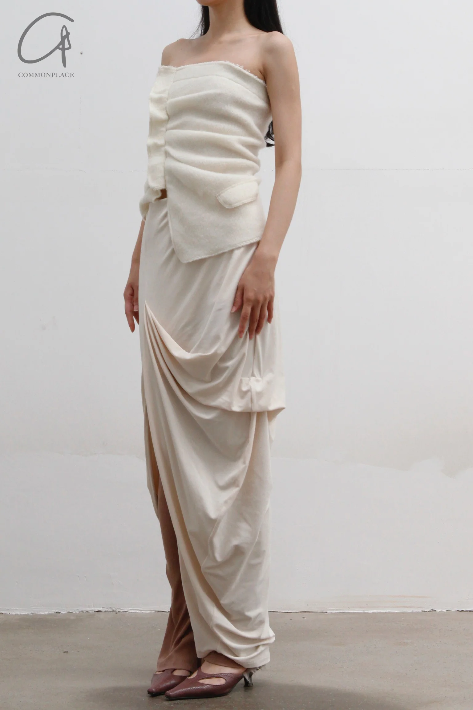 Un Morceau asymmetric pleated slit skirt in glossy acetate AW22 UM222XZ18 white - Image 10