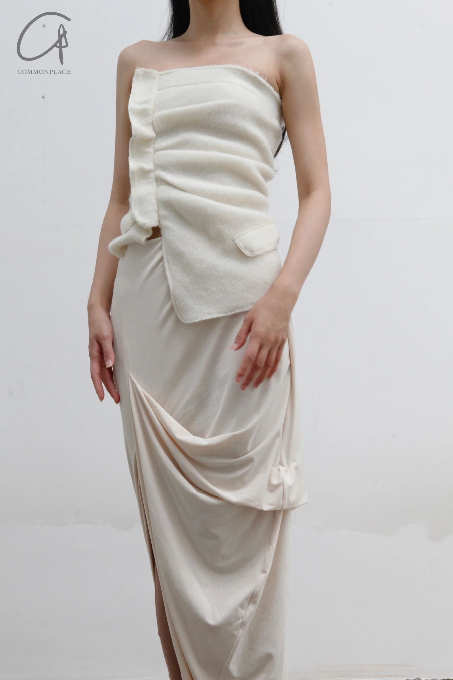 Un Morceau asymmetric pleated slit skirt in glossy acetate AW22 UM222XZ18 white - Image 12