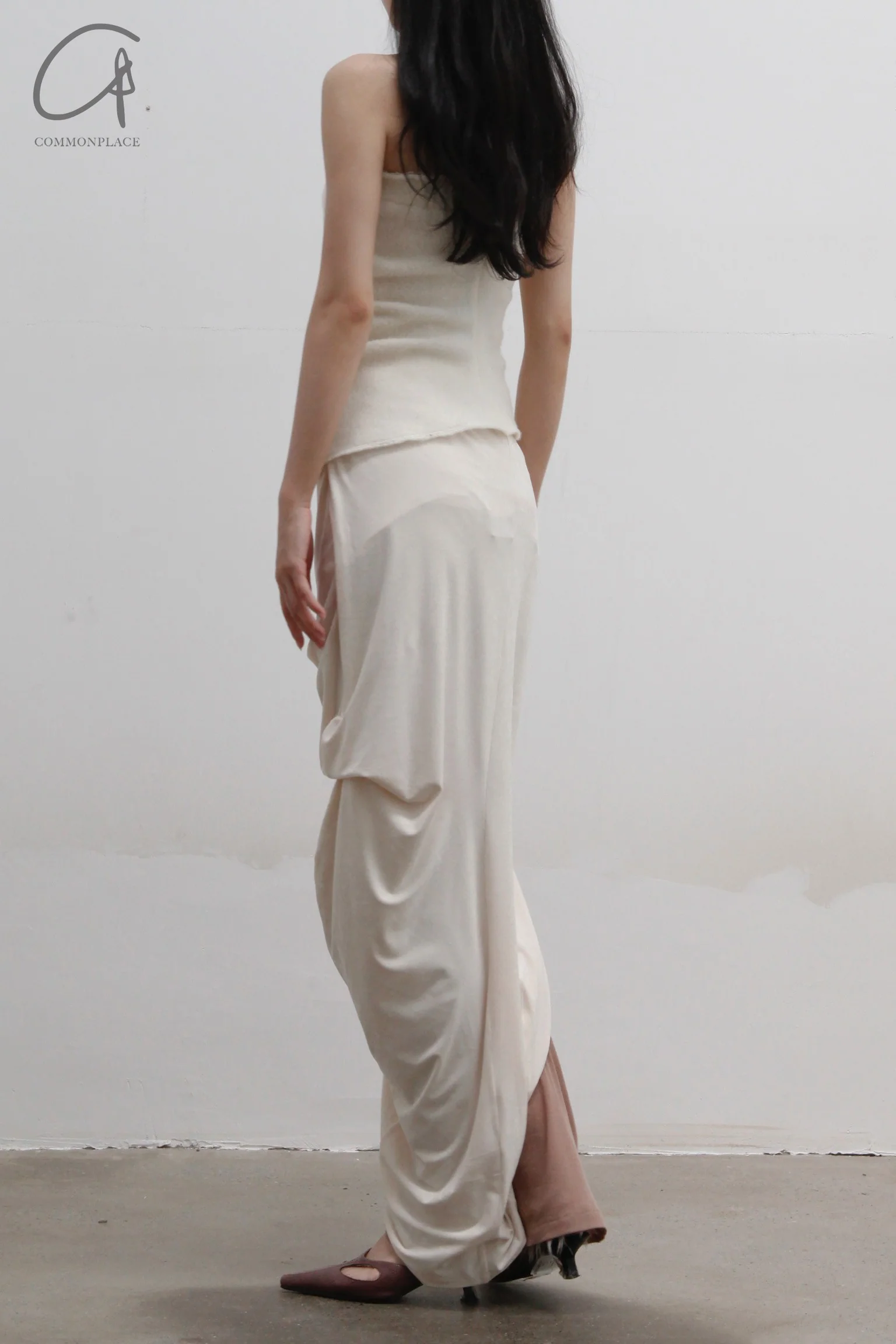 Un Morceau asymmetric pleated slit skirt in glossy acetate AW22 UM222XZ18 white - Image 13