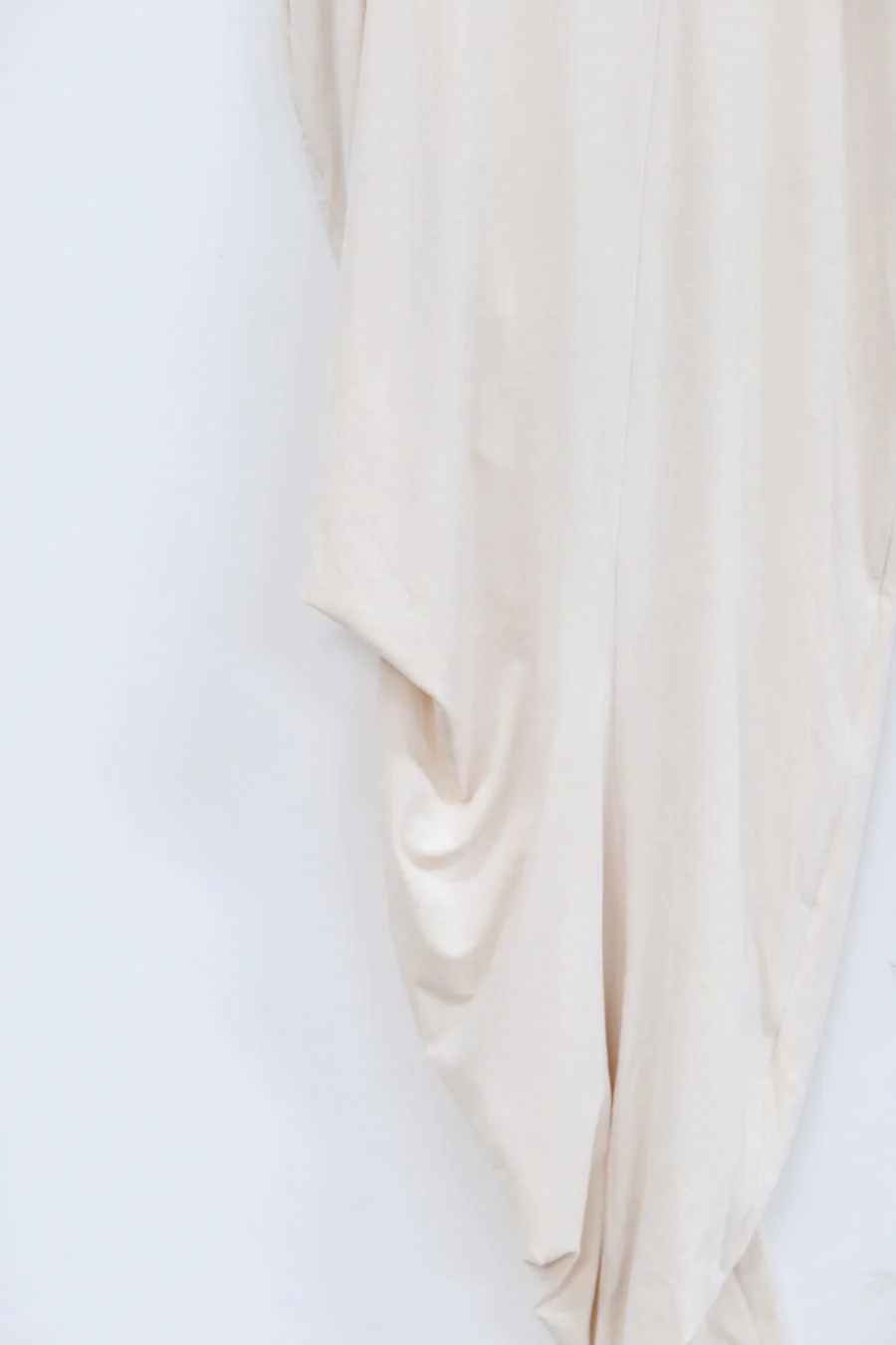 Un Morceau asymmetric pleated slit skirt in glossy acetate AW22 UM222XZ18 white - Image 16