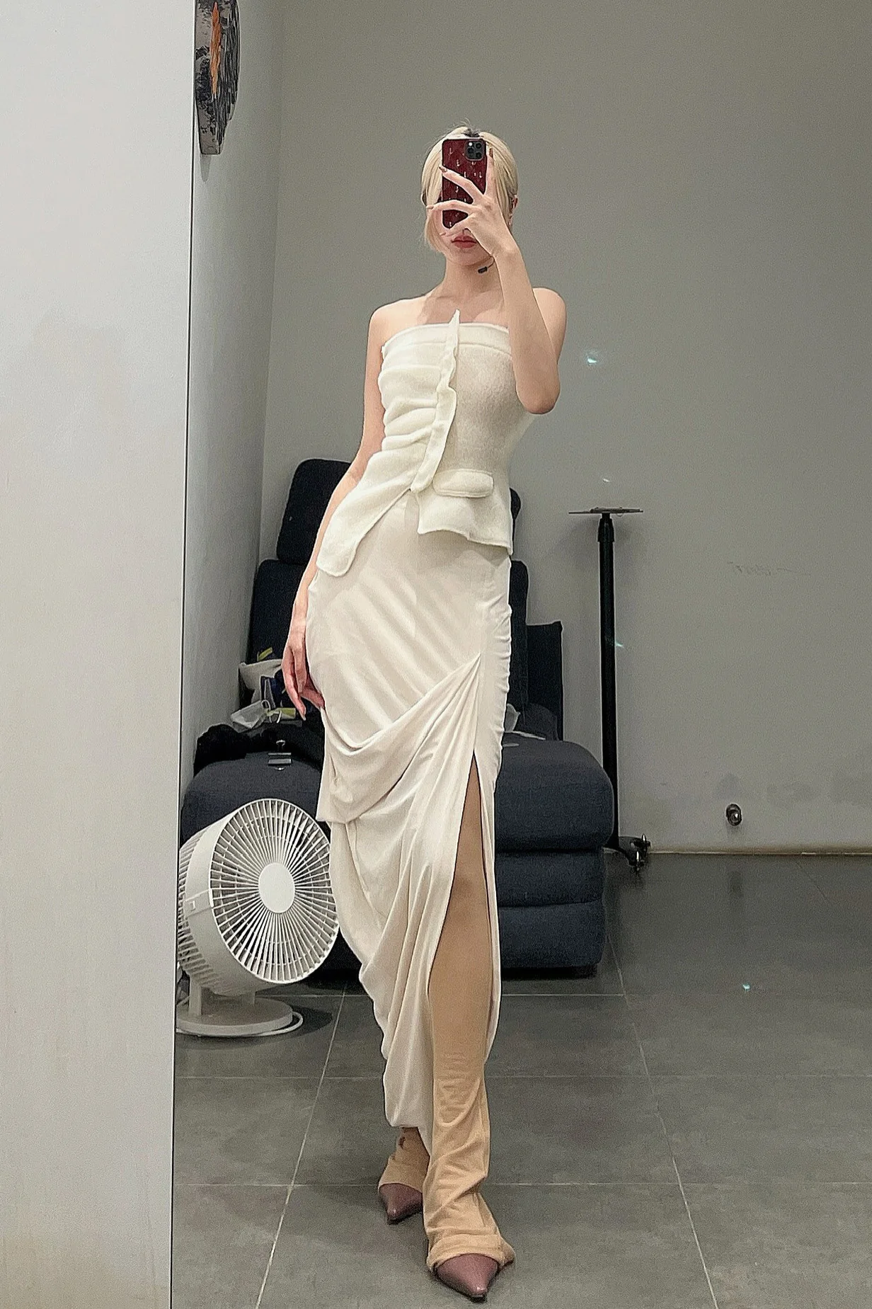 Un Morceau asymmetric pleated slit skirt in glossy acetate AW22 UM222XZ18 white - Image 19