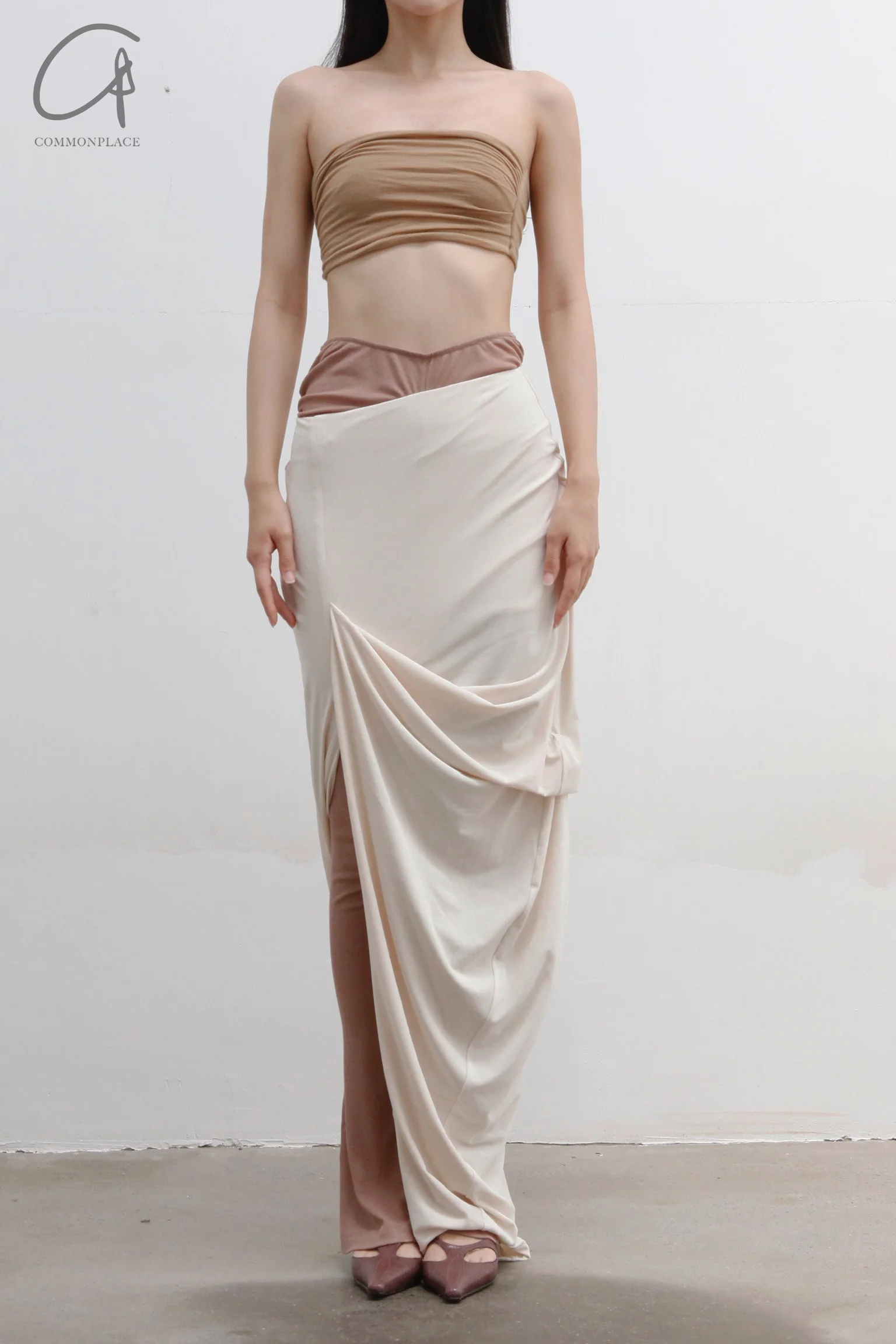 Un Morceau asymmetric pleated slit skirt in glossy acetate AW22 UM222XZ18 white - Image 2