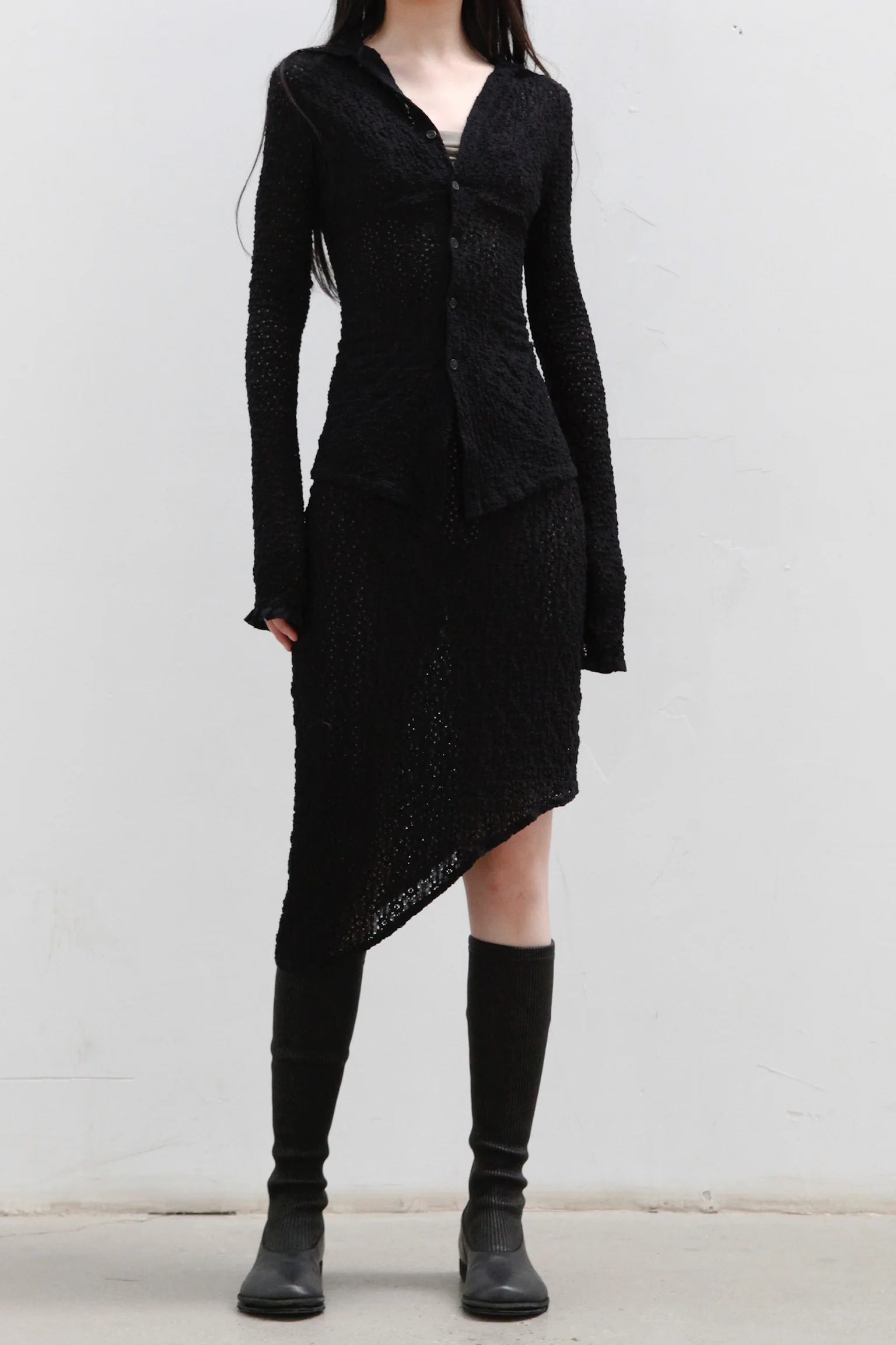 Un Morceau Cutout Back Hooded Shirt UM231SZ11 Black - Image 2