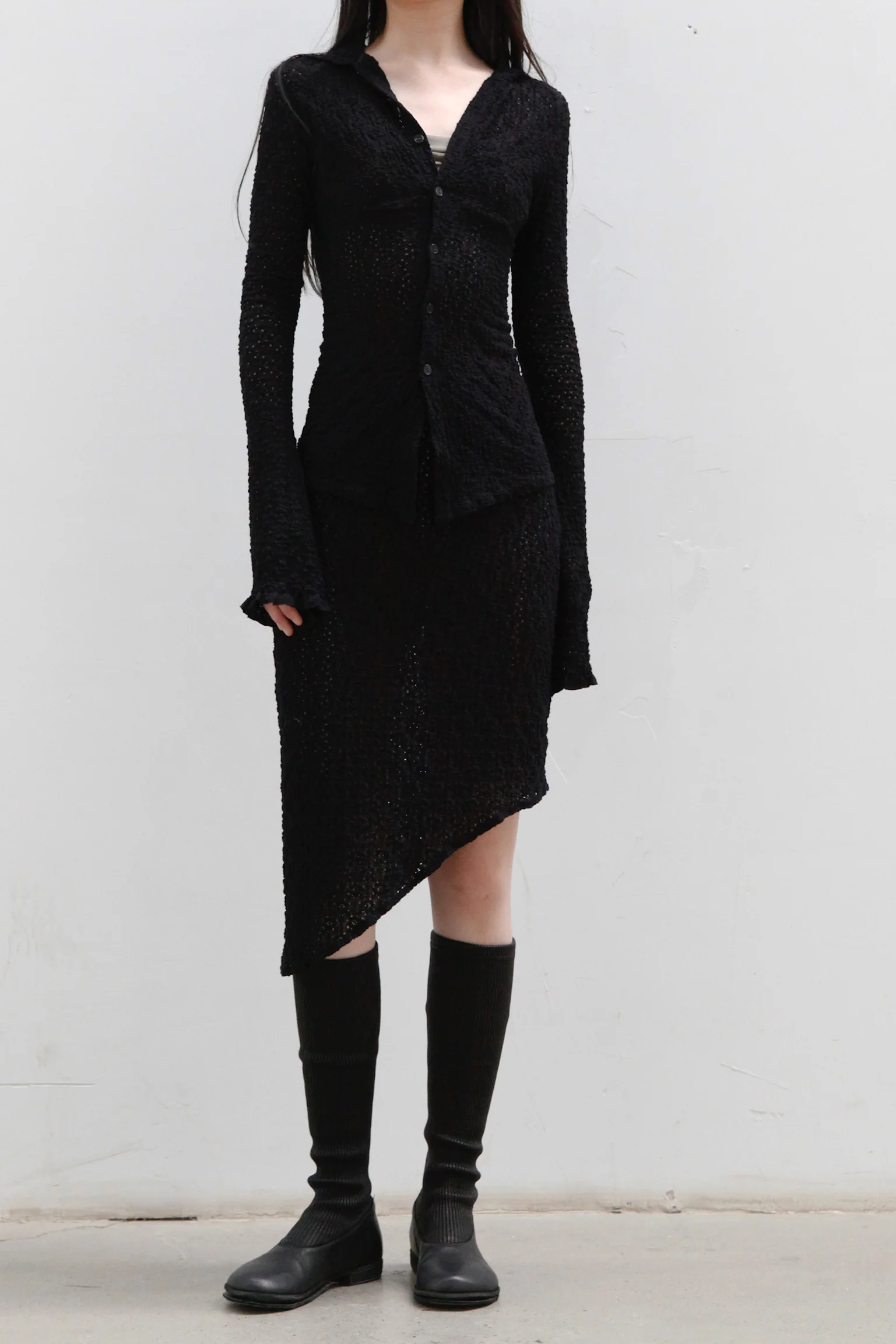 Un Morceau Cutout Back Hooded Shirt UM231SZ11 Black - Image 3
