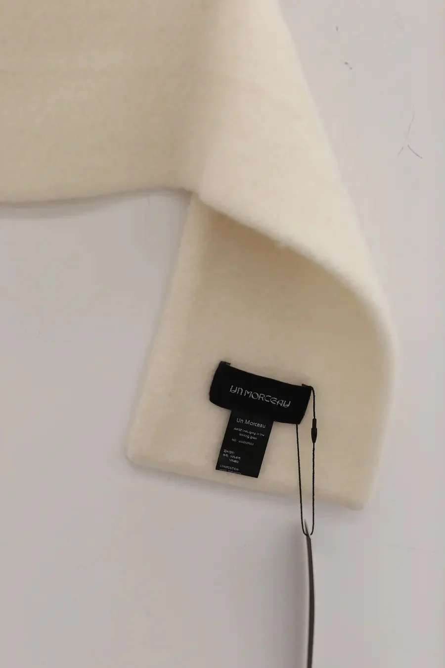 Un Morceau Wool Short Scarf UM222PS02 White PUM43 - Image 2