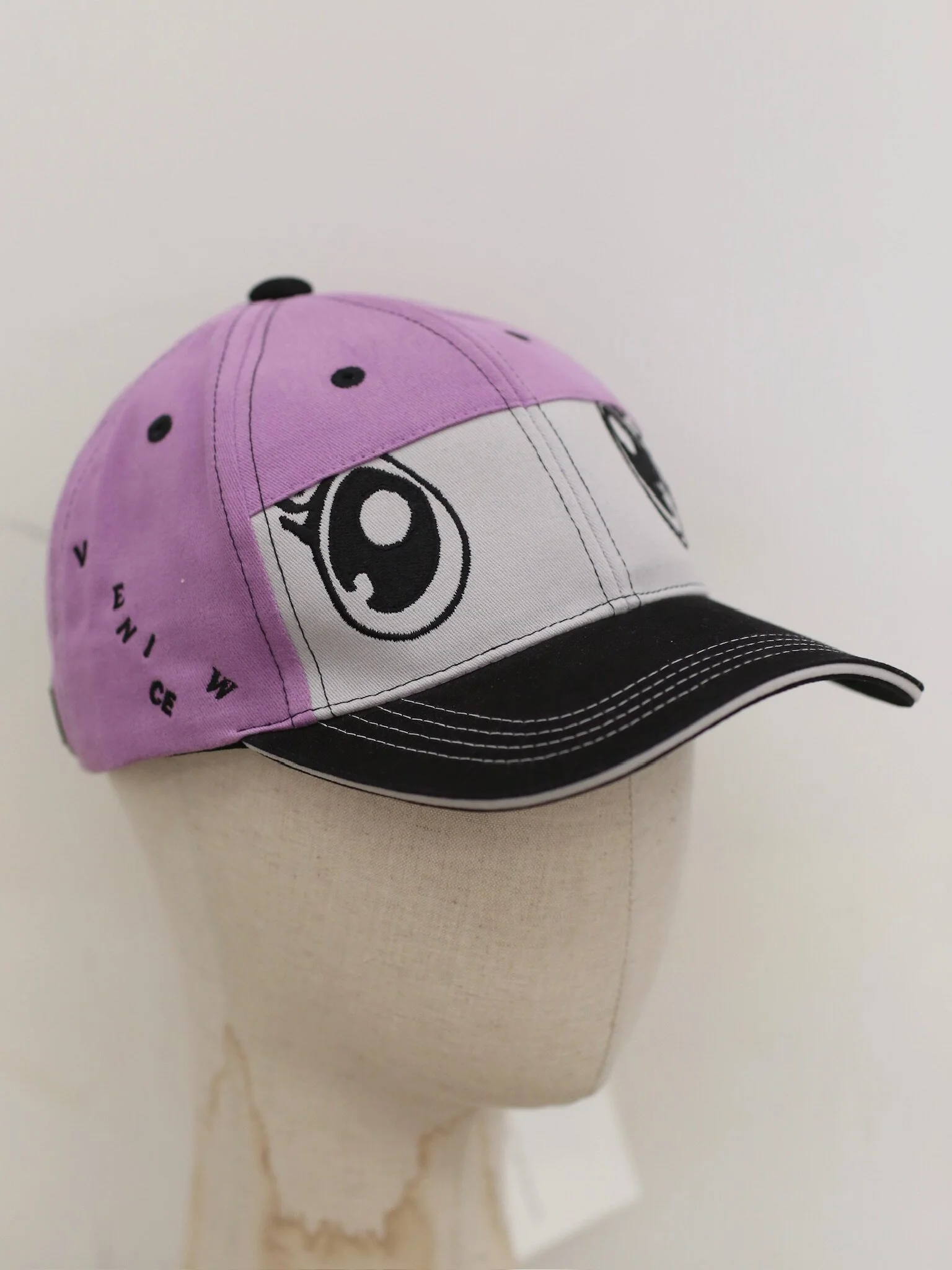 VeniceW Spring/Summer 2026 Bob Cap VCW-H0-B-Margenta/Grey - Image 3