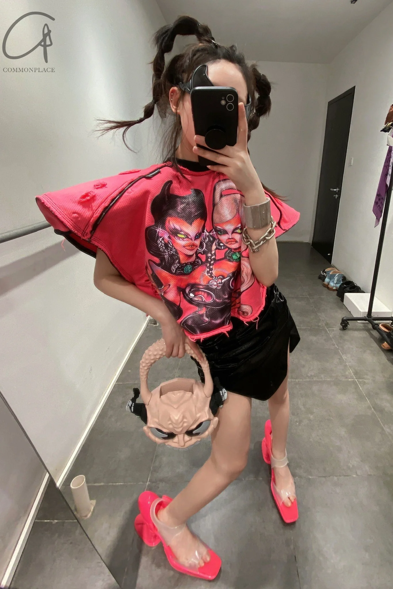 WINDOWSEN Shoulder pad printed distressed crop top SS22T035PK - Image 3